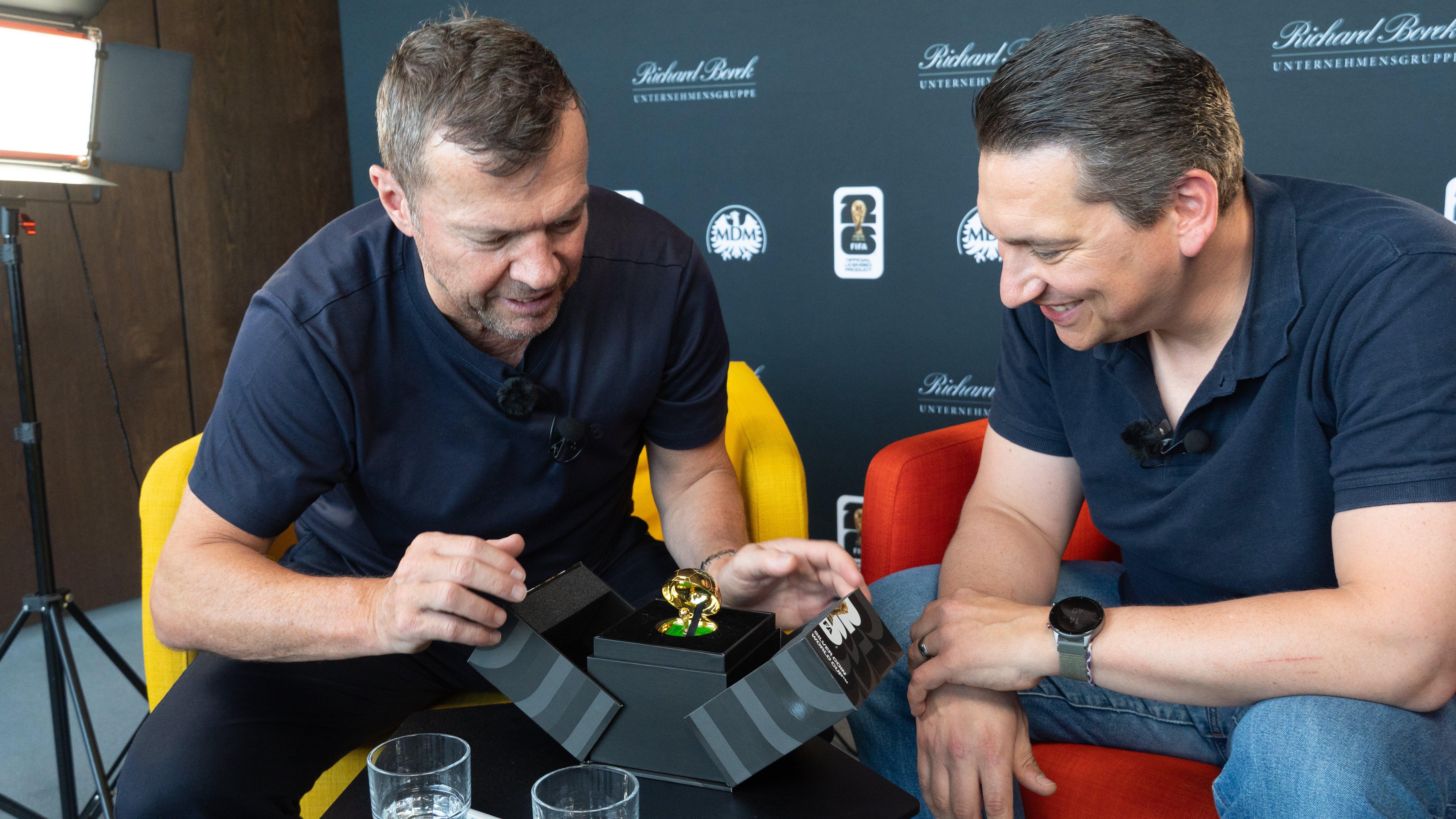 Lothar Matthäus am Tisch mit der 3D-Silberprägung zur FIFA WM 2026