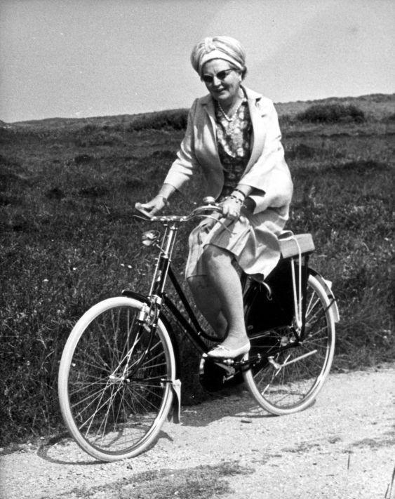 Königin Juliana auf dem Fahrrad