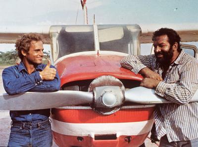 Terence Hill & Bud Spencer vor einem Flugzeug