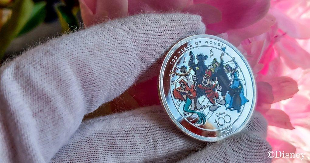 Disney Charaktere auf einer Silberprägung zu 100 Jahre Disney