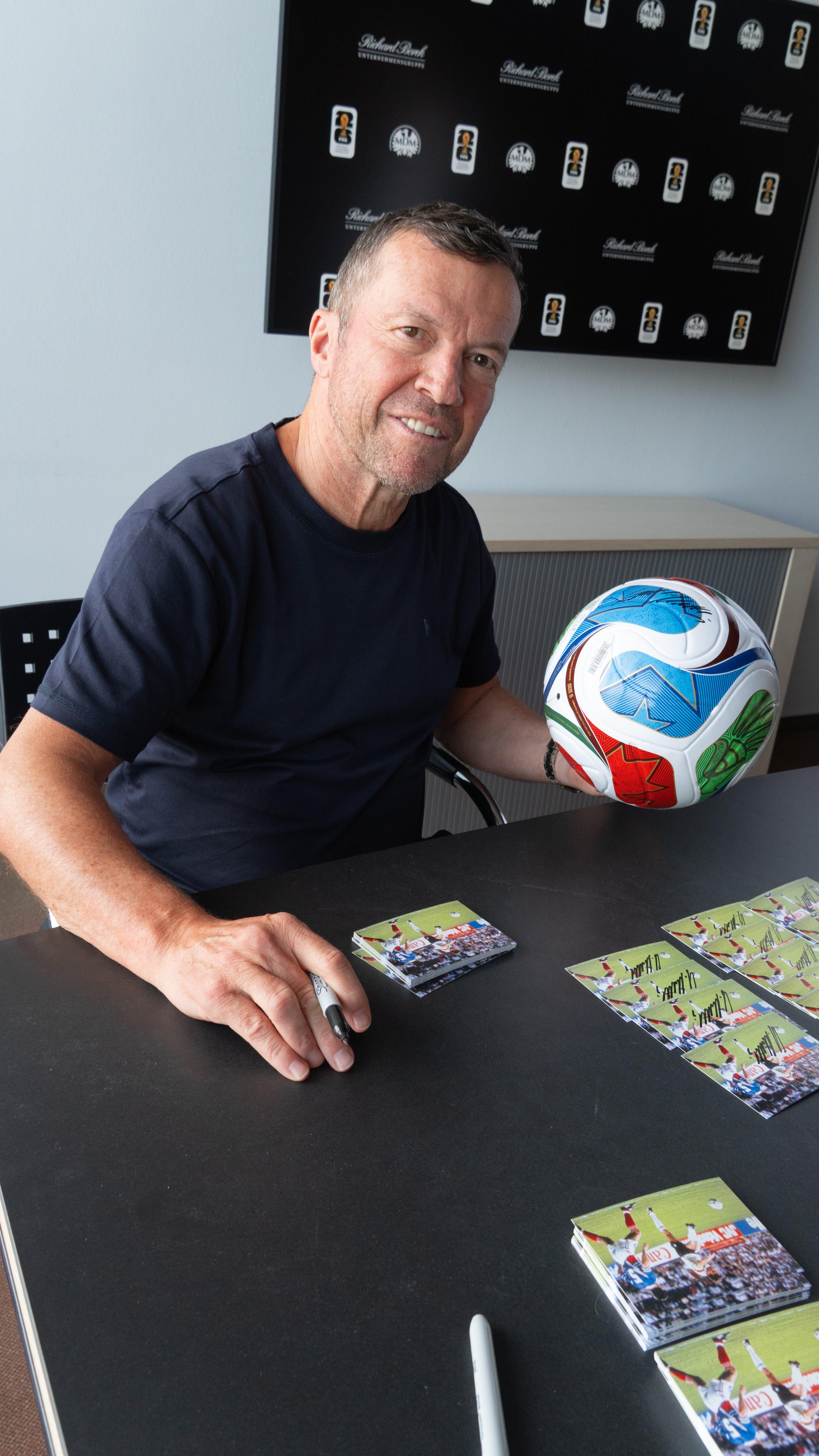 Lothar Matthäus Autogrammstunde mit Ball in der Hand