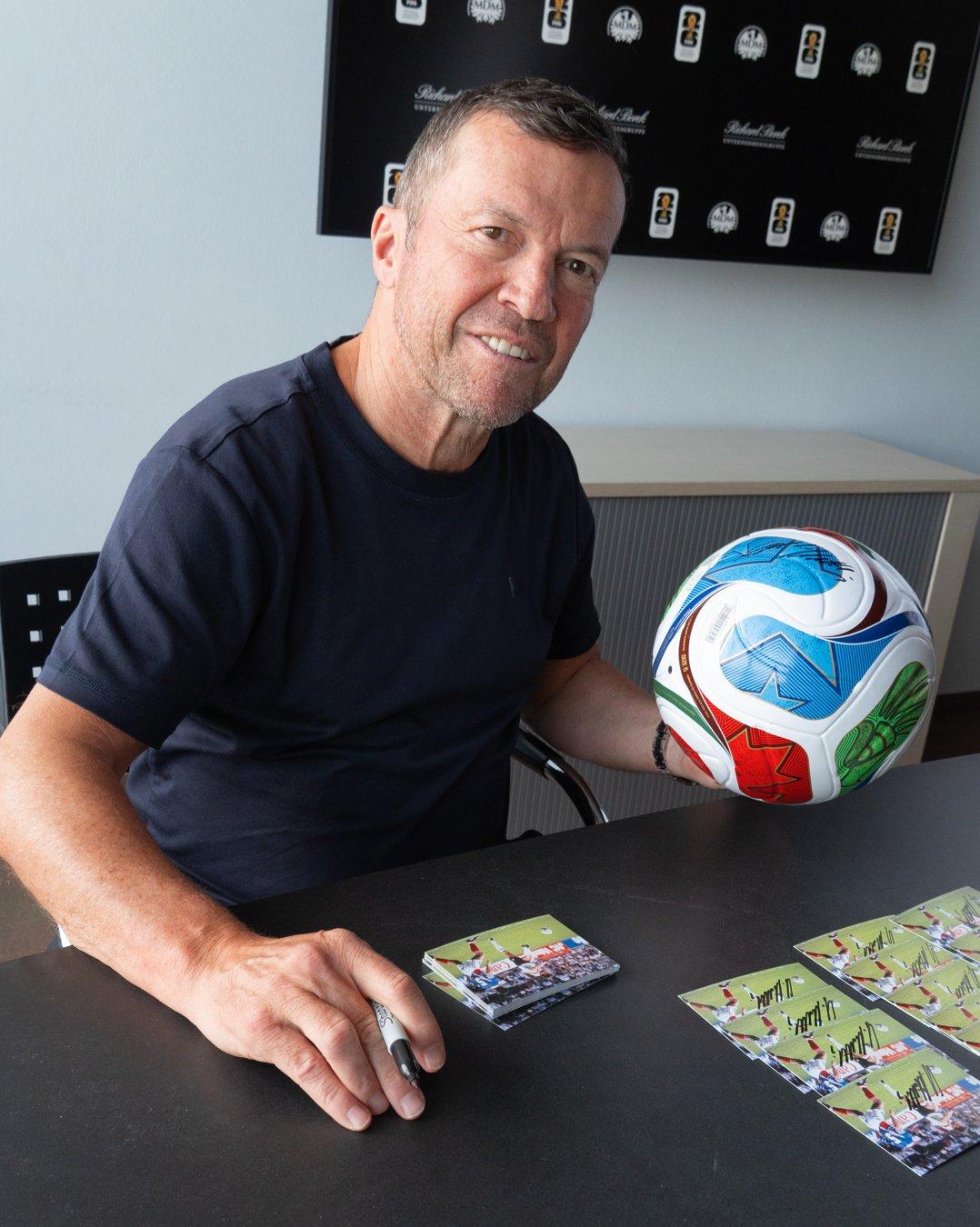 Lothar Matthäus Autogrammstunde mit Ball in der Hand