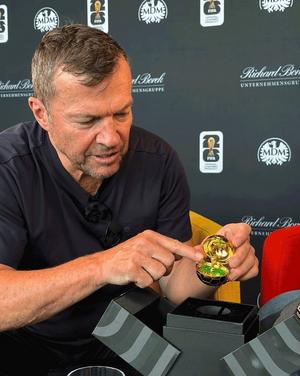 Lothar Matth&auml;us mit der aufklappbaren 3D-M&uuml;nze