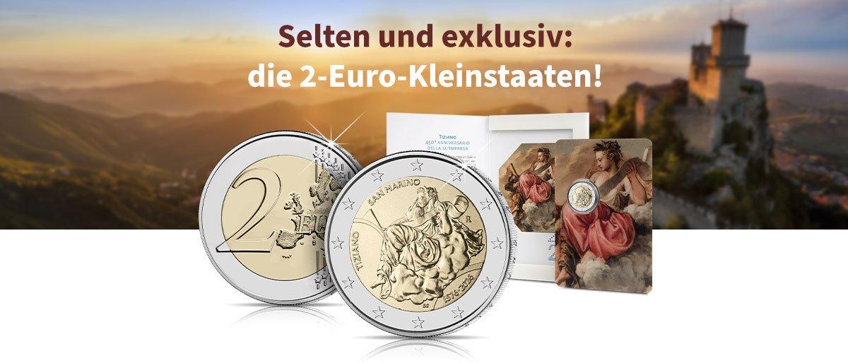 2-Euro-Münzen der europäischen Kleinstaaten mit Sammelkarte vor historischer Berglandschaft.