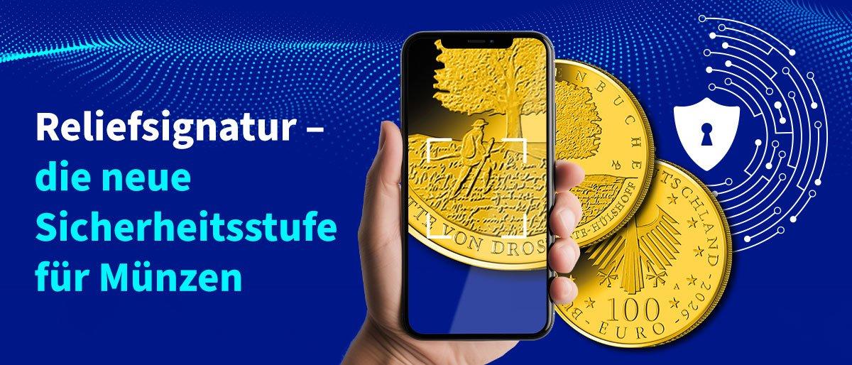 Reliefsignatur als neue Sicherheitsstufe für Münzen, gezeigt per Smartphone-Scan und Goldmünzen im Hintergrund.