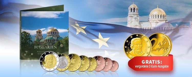 Bulgarischer Euro-Kursmünzensatz mit Mappe und Gratis vergoldeter 2-Euro-Münze, vor EU-Flagge und Kathedrale präsentiert