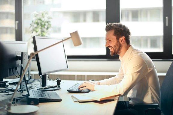 mann-am-laptop-mdm-newsletter-anmeldung