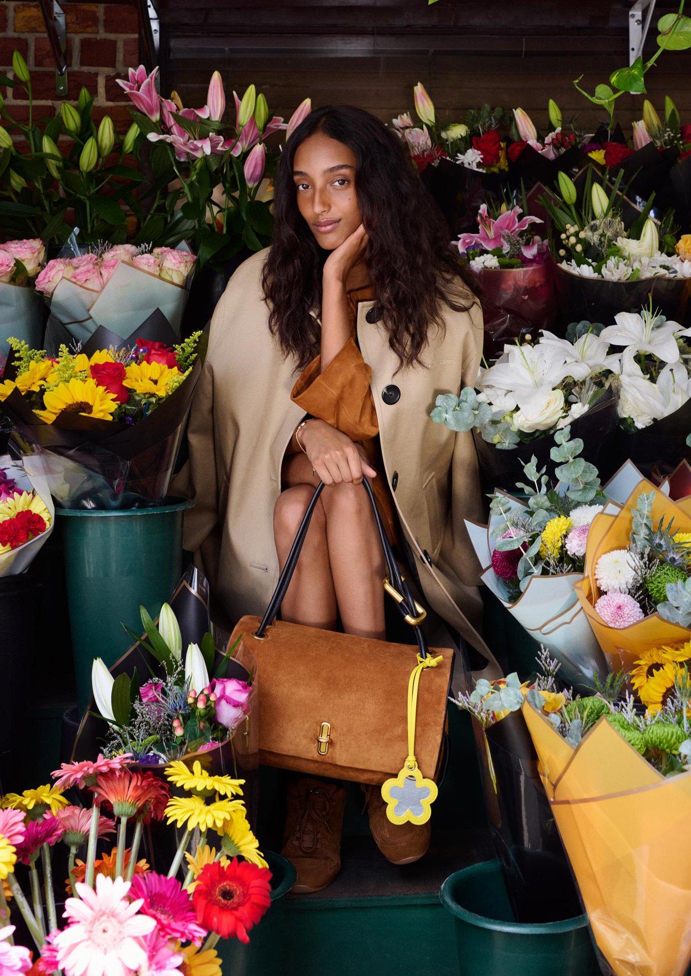 mickey MARC JACOBS 花柄刺繍デニムショートパンツ 25 mickey MARC JACOBS 花柄刺繍デニムショートパンツ 25 Marc