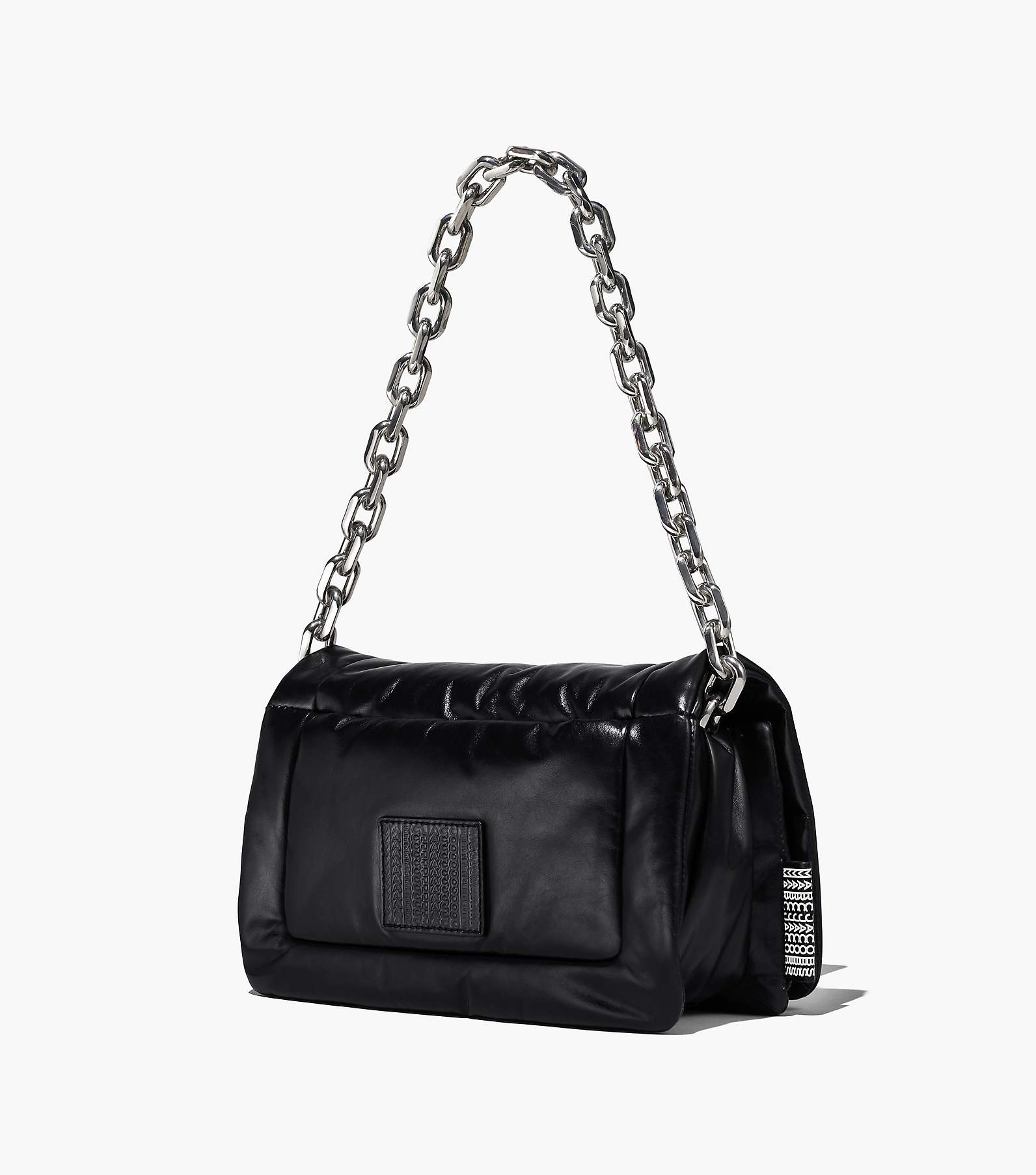 Leather shoulder bag with exterior details.Shoulder strap with chunky chain.Zip  closure