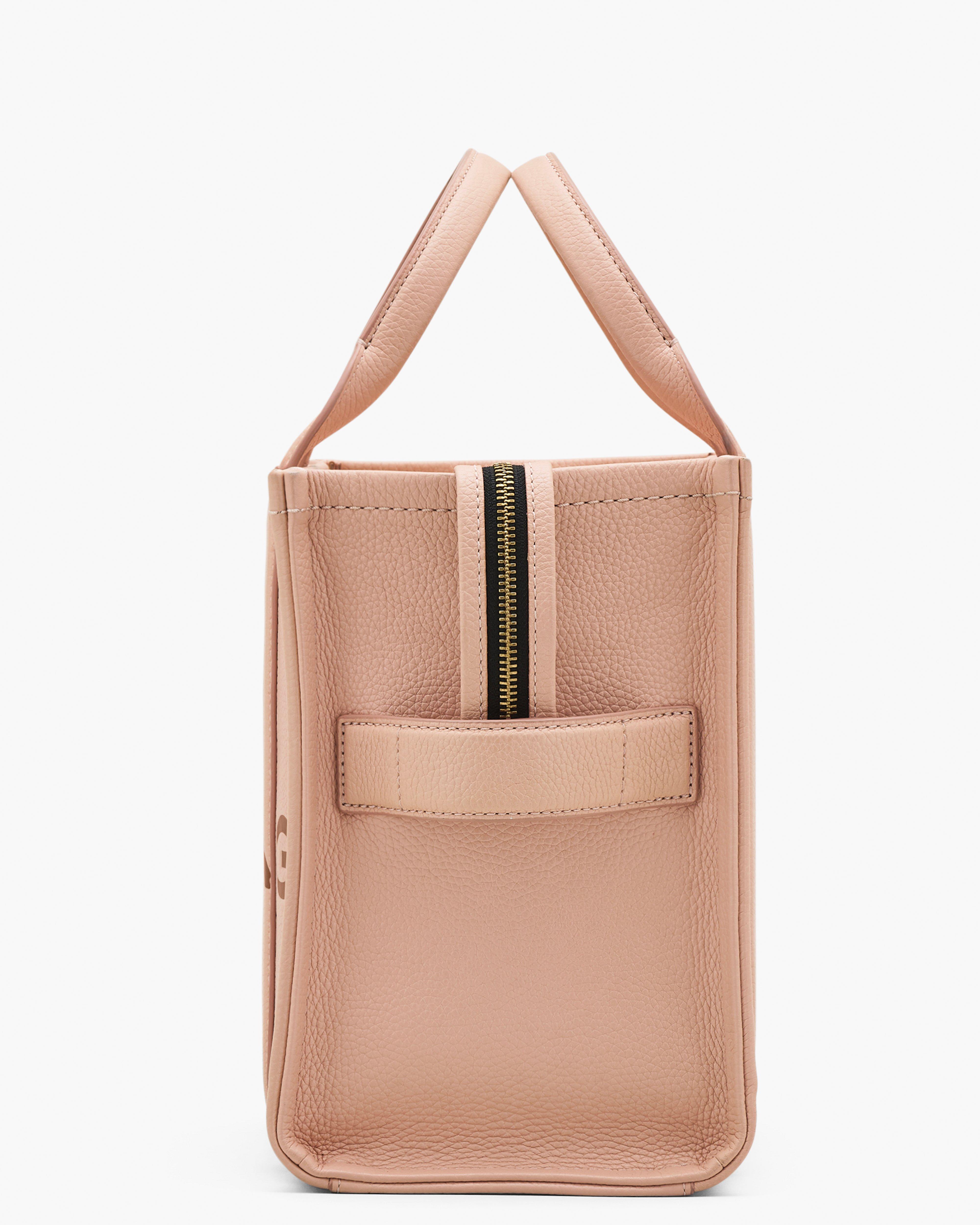 Detalle de costura y cuero Marc Jacobs