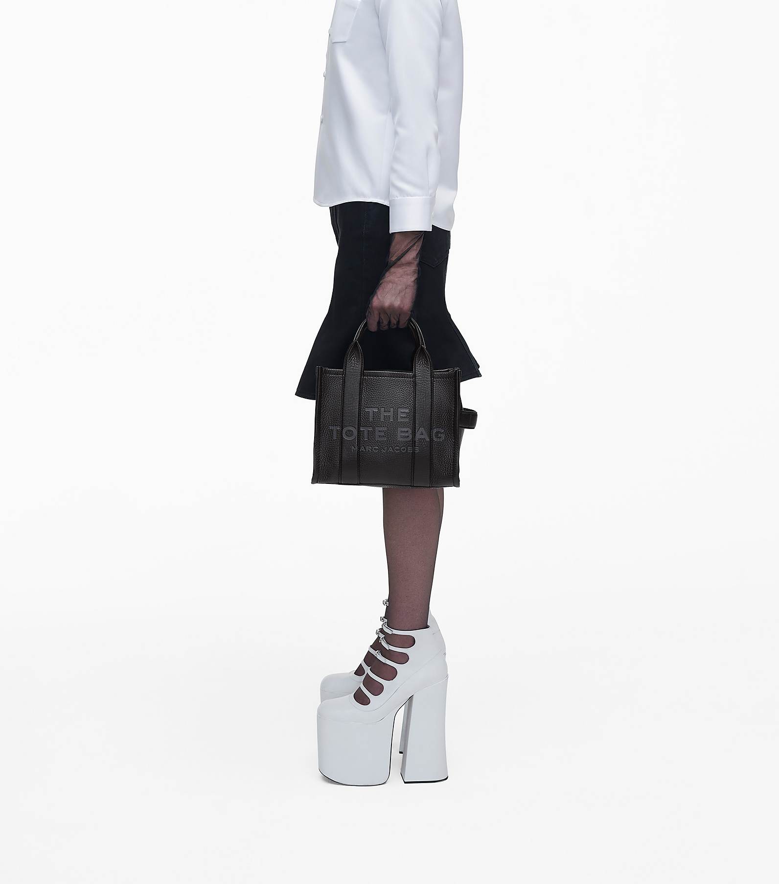 THE LEATHER SMALL TOTE BAG | マーク ジェイコブス | 公式 THE LEATHER SMALL TOTE BAG | マーク ジェイコブス | 公式