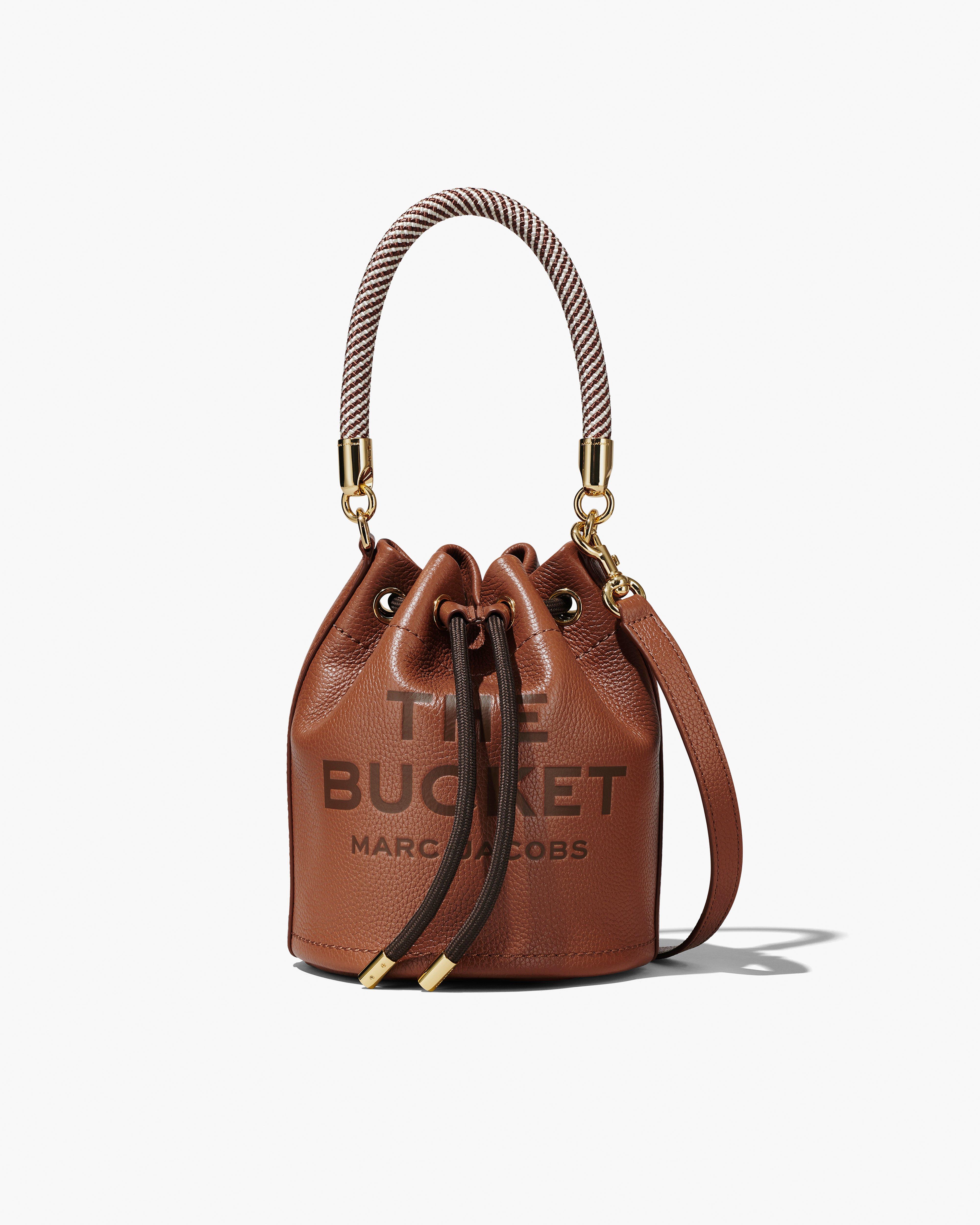 MARC JACOBS Marc Jacobs The Leather Bucket Bag in Argan Oil