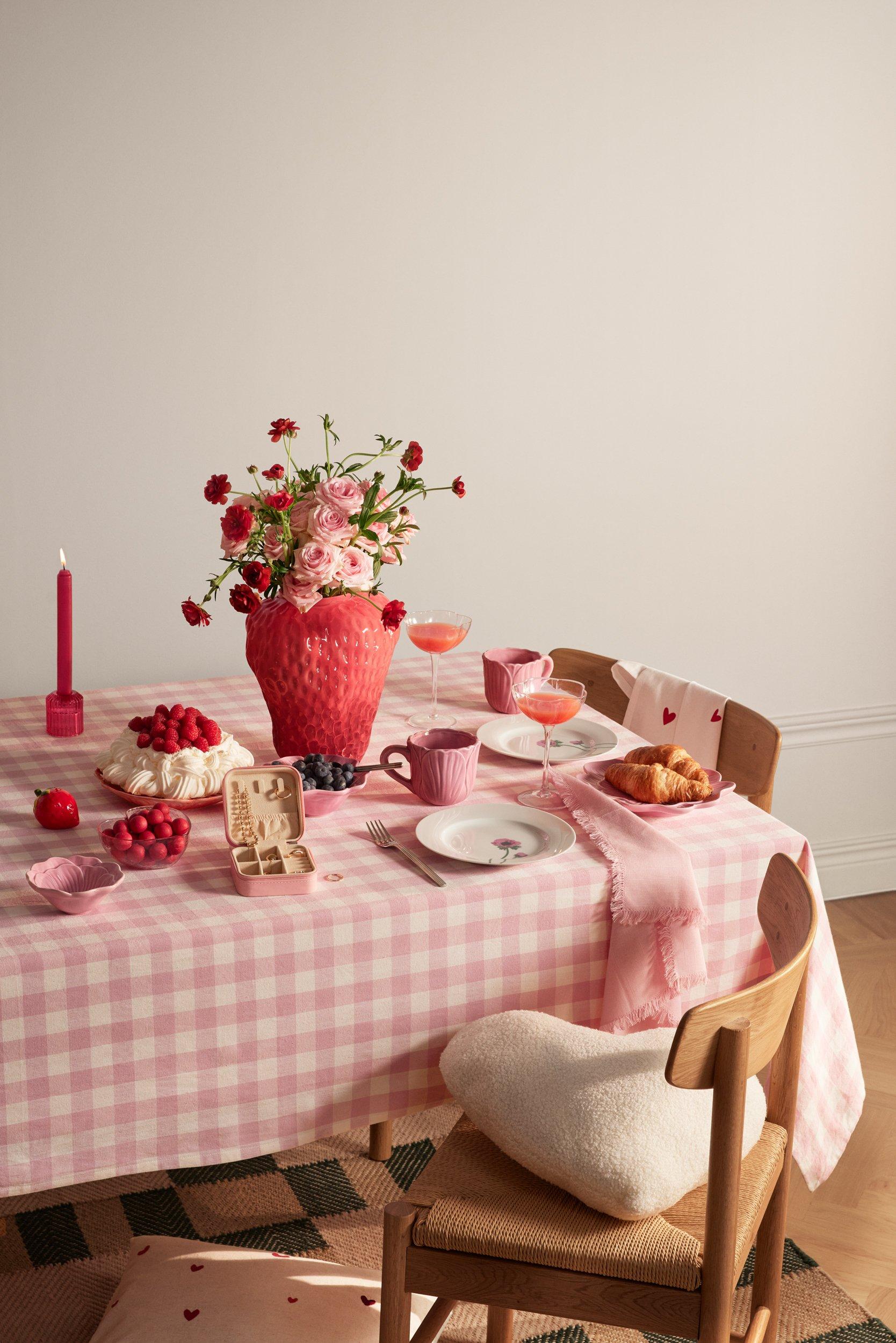 Bil på produkter på ett bord till alla hjärtansdag