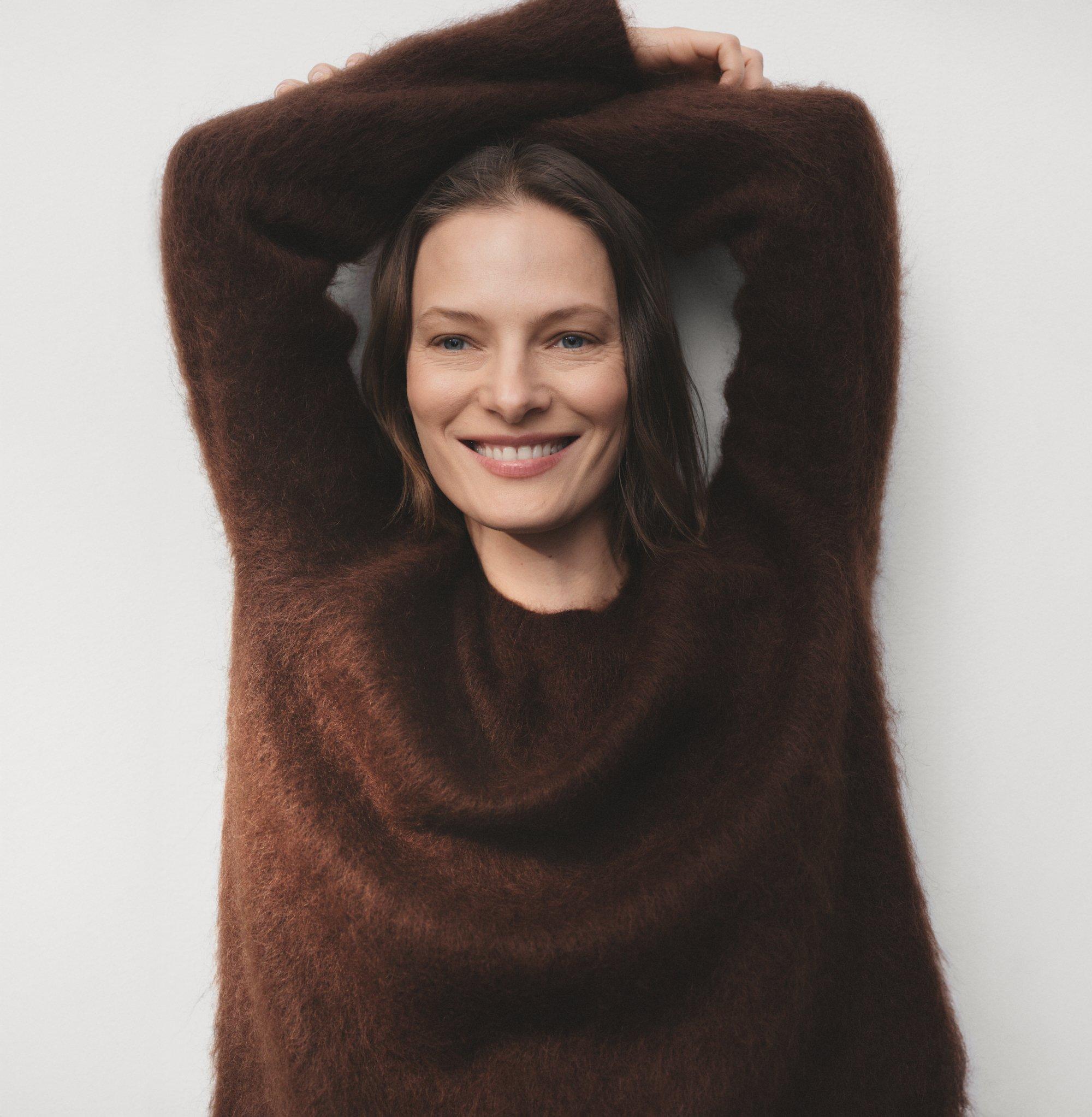 modell med brun stickad tröja