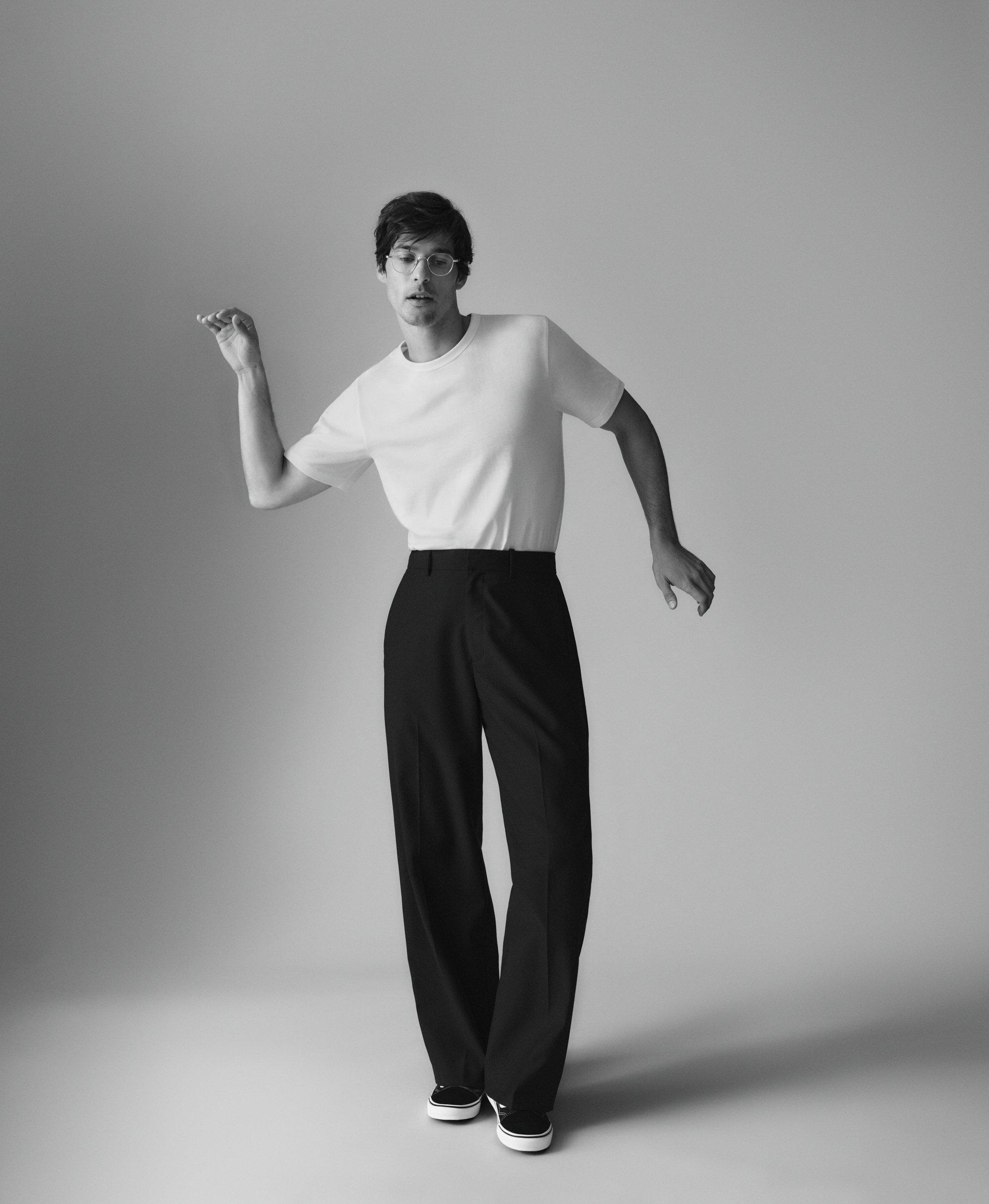 modell med vit thsirt från norvie