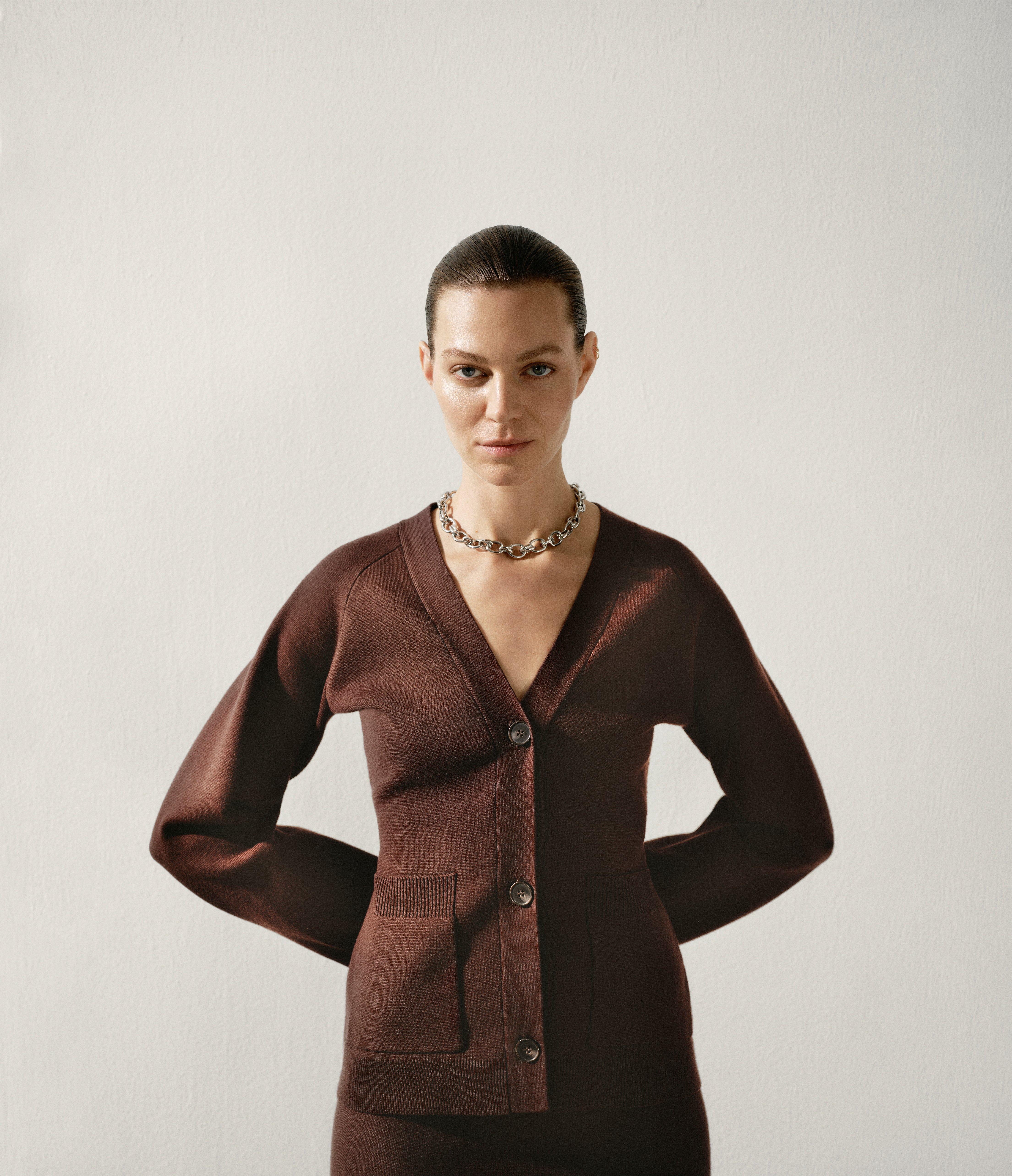 modell med brun stickad tröja