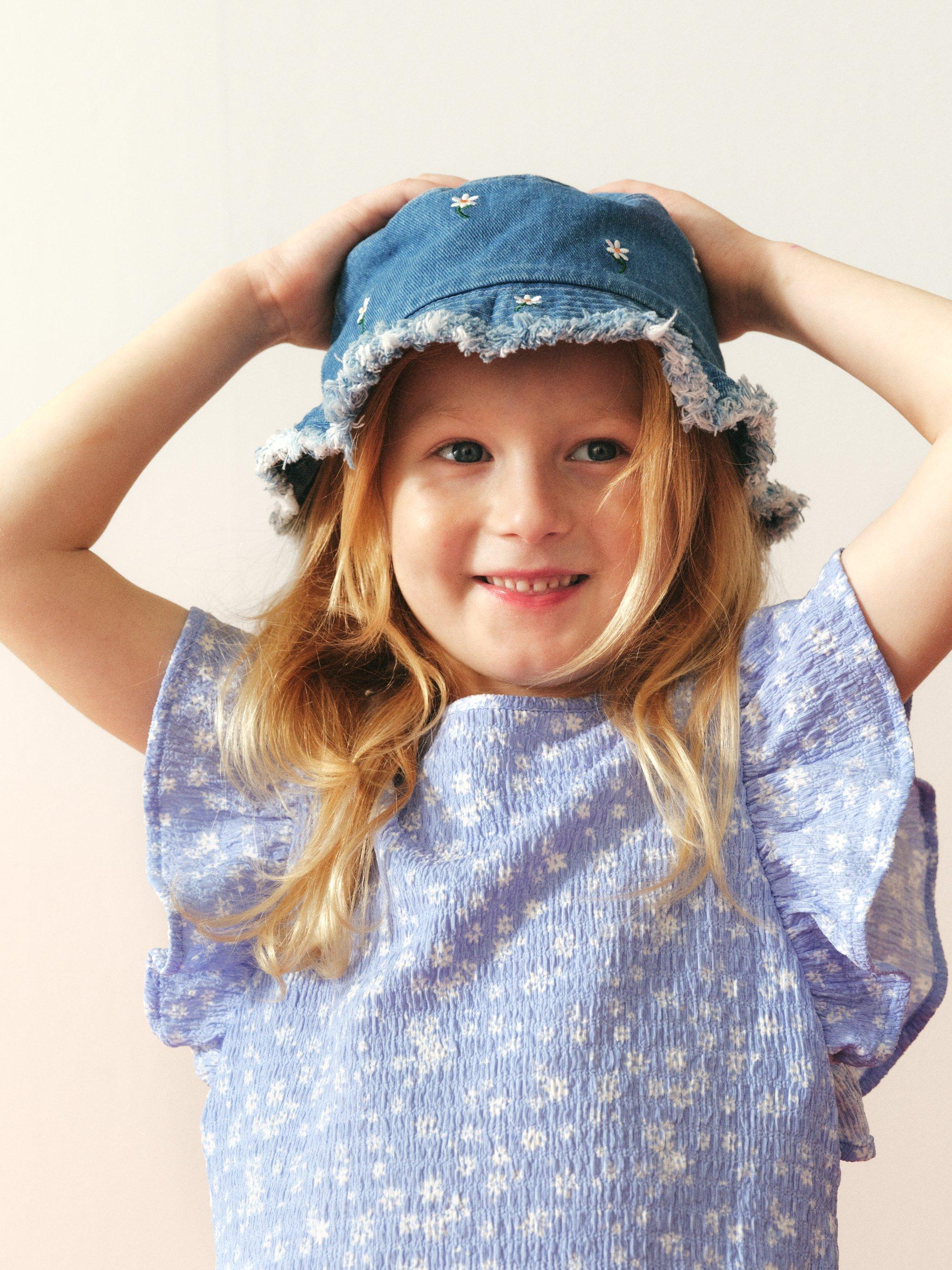 två barn i mössa och ytterplagg.