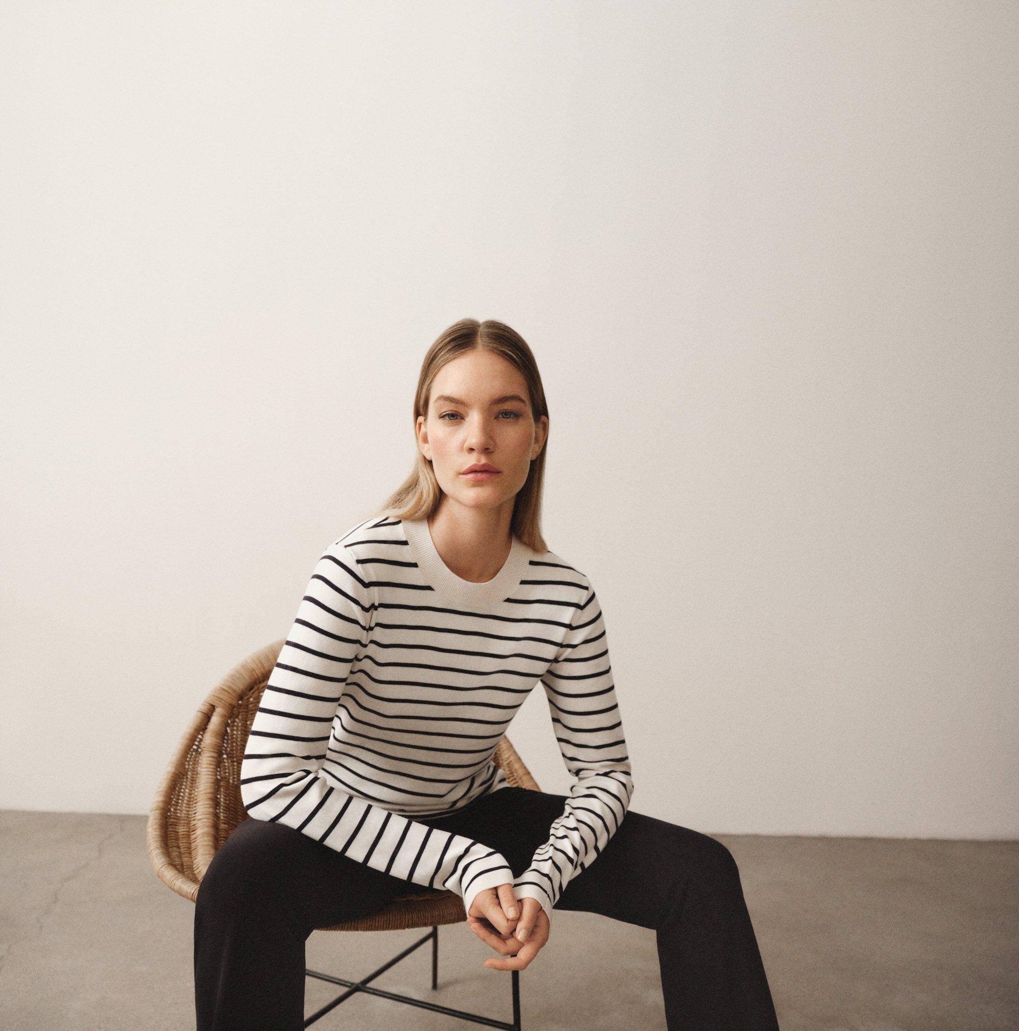 Å Woman stickade överdelar.