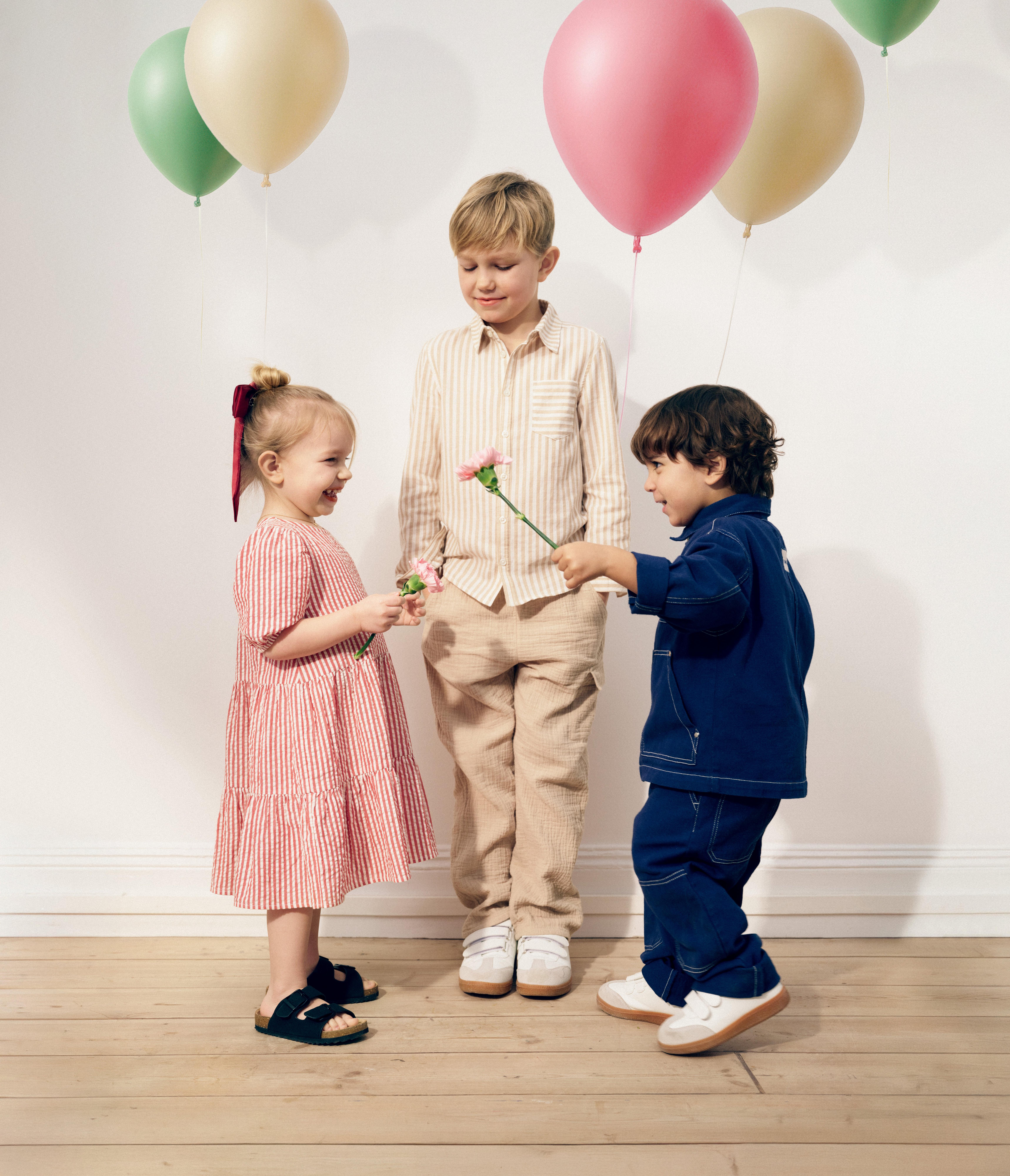 barn med festkläder