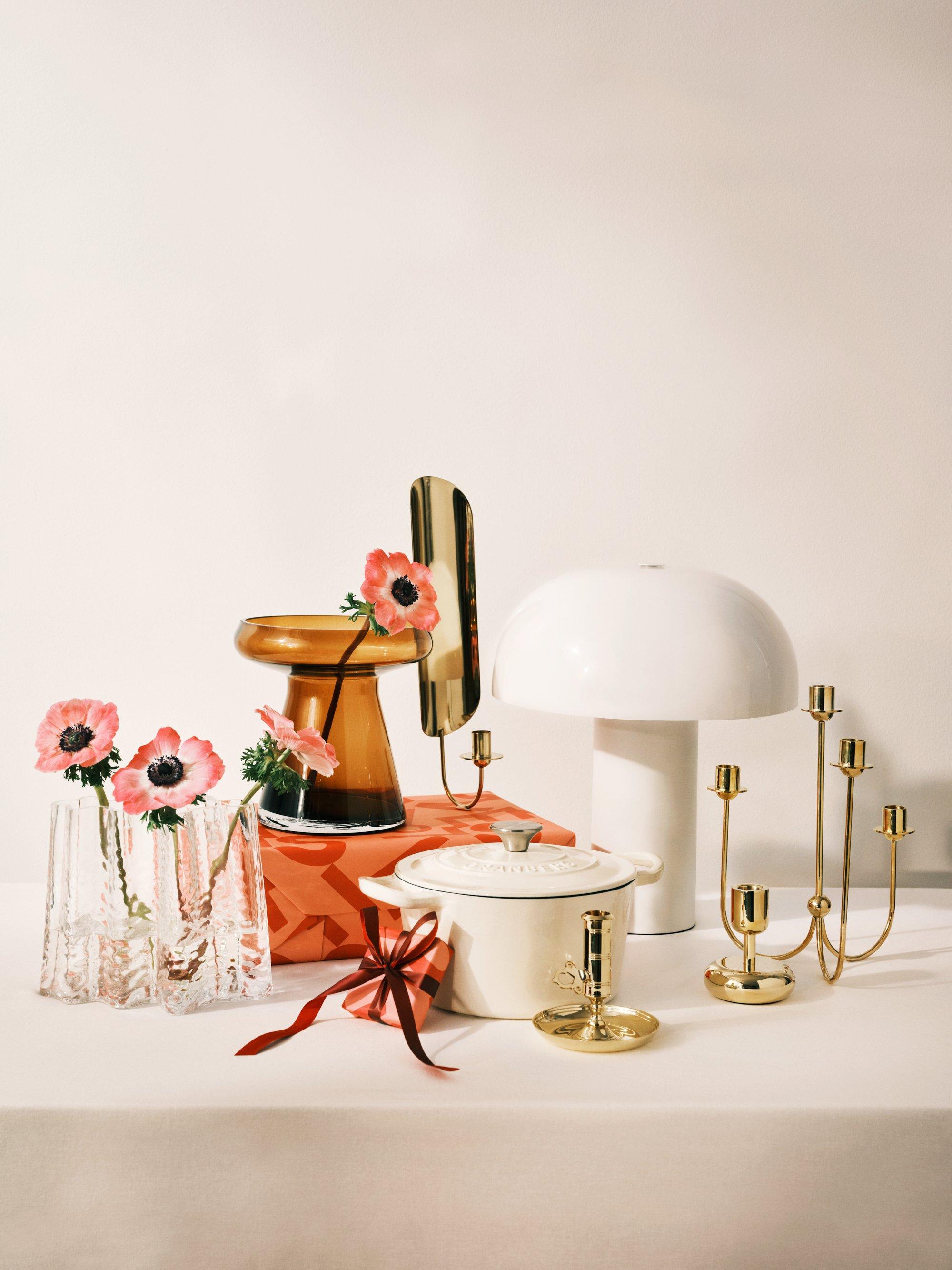 Bild på massor av glas, grytor med vit bakgrund