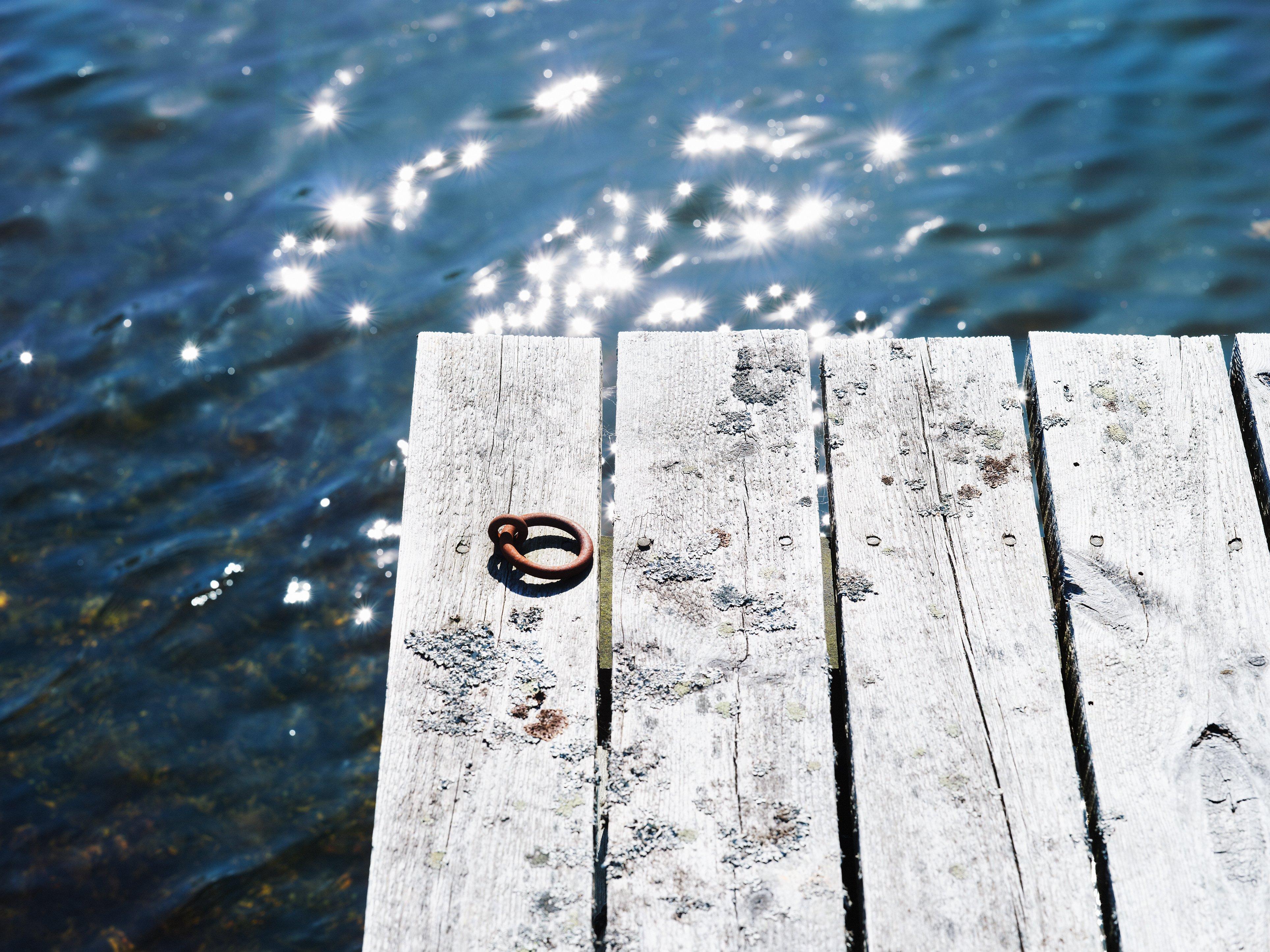 Brygga vid blått vatten