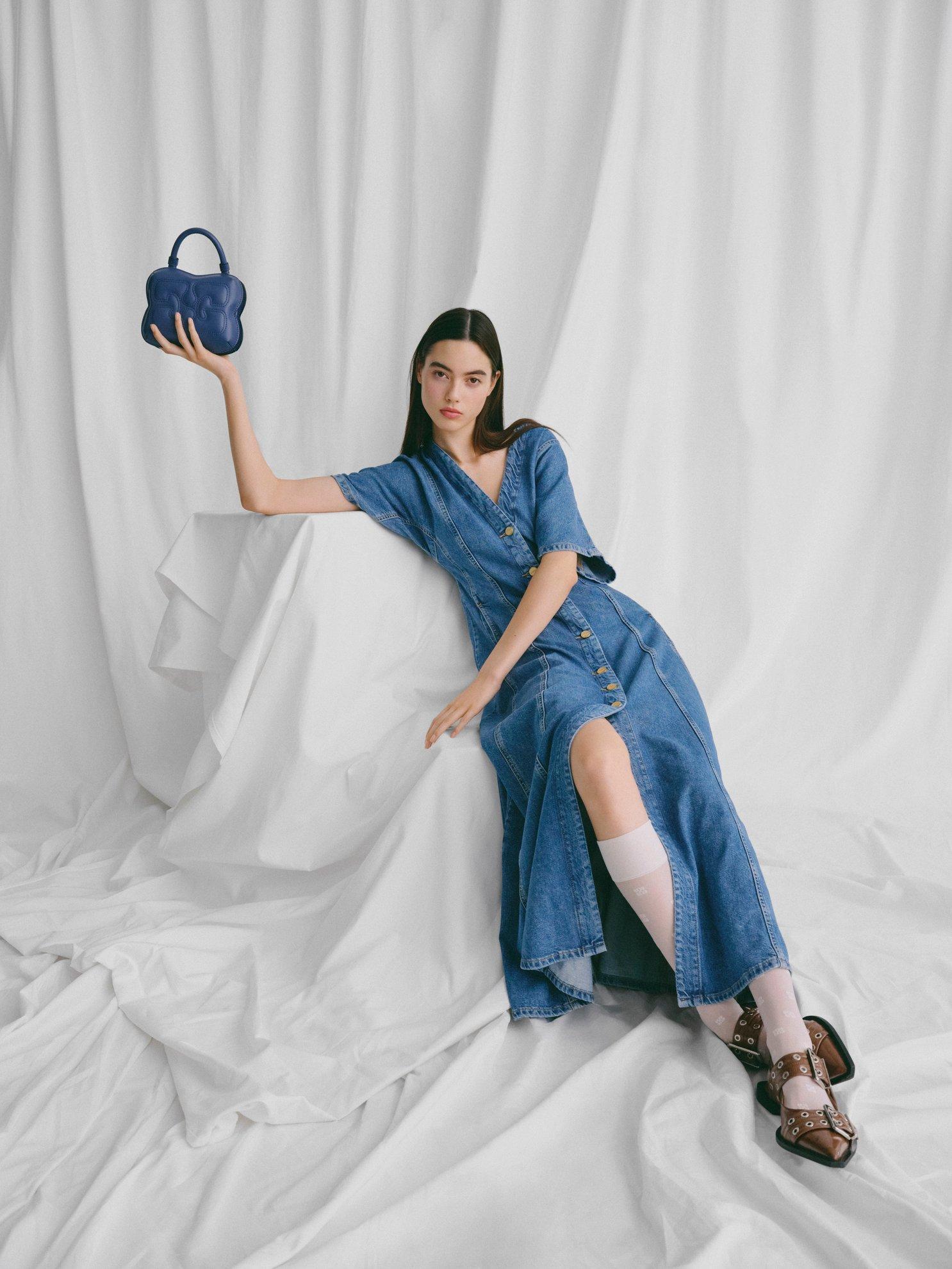 tjej med jeansklänning