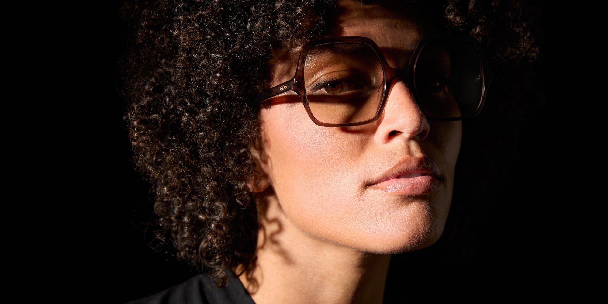 Bild på en kvinnas ansikte mot svart bakgrund