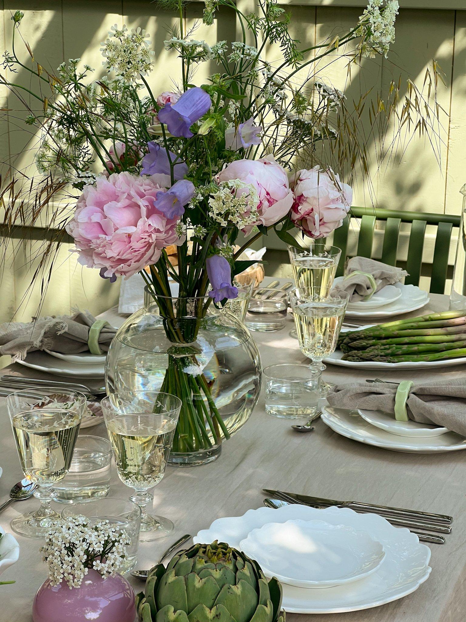 dukat bord utomhus med blommor mitt på bordet
