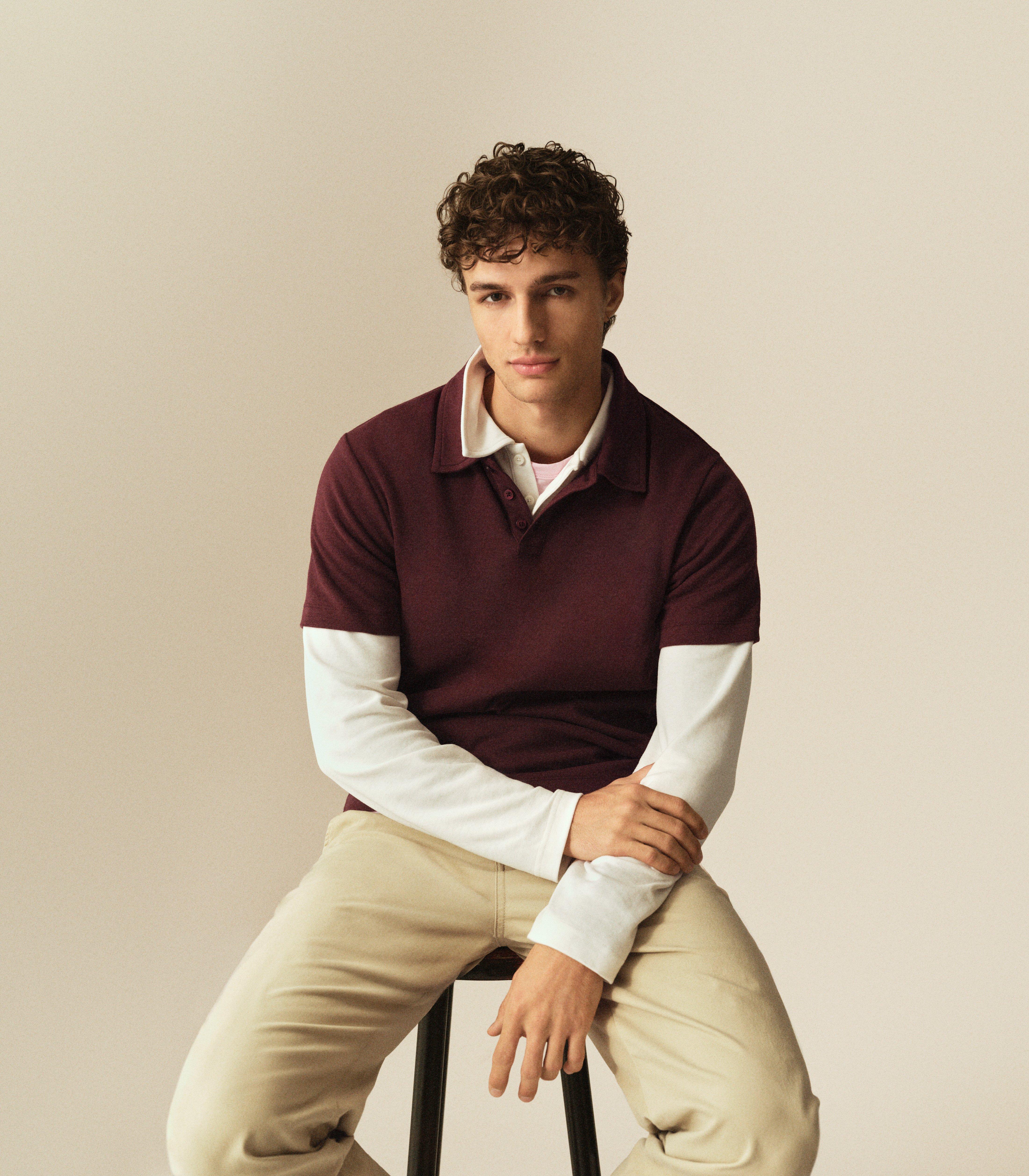 modell med stickad tröja