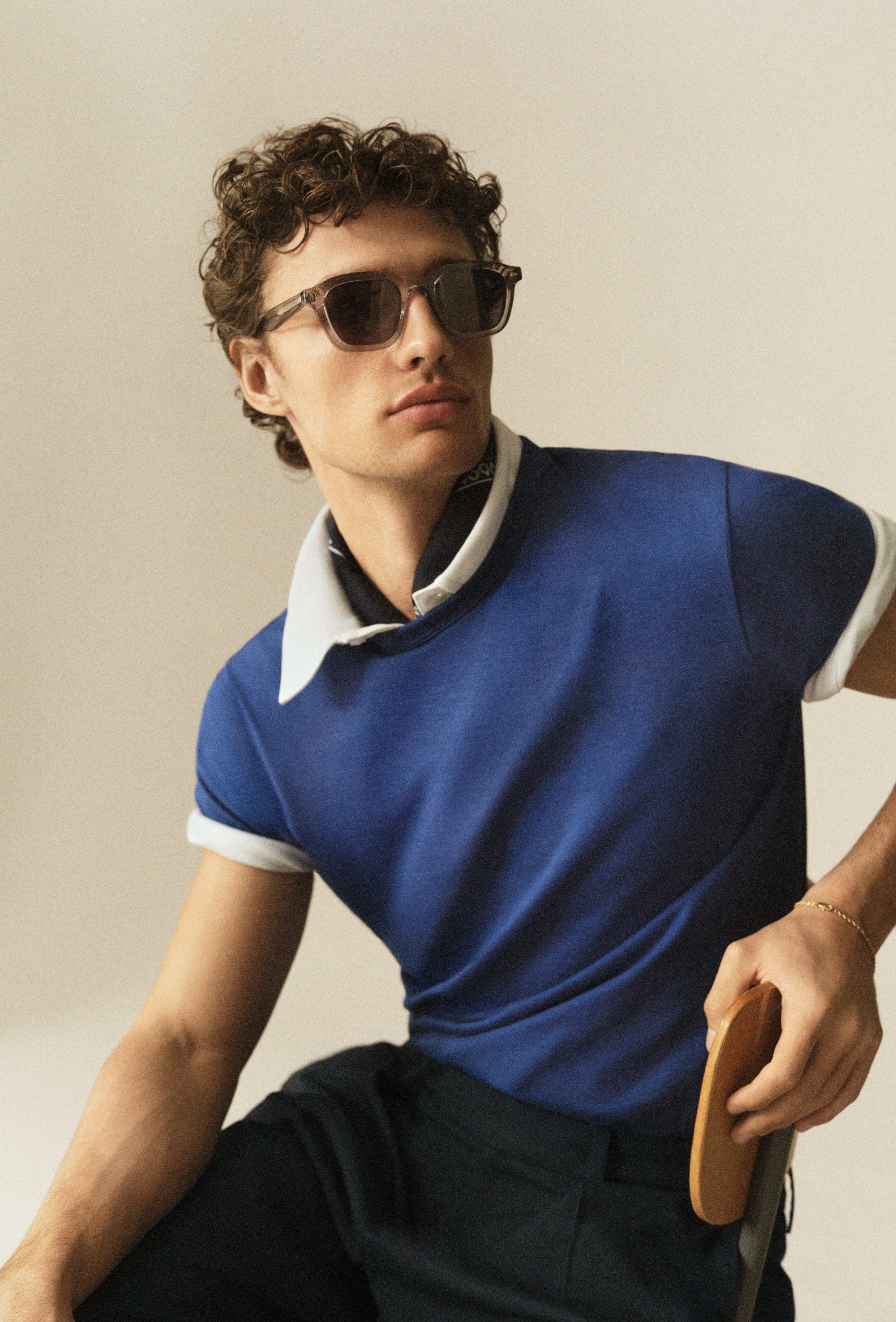 modell med vit thsirt från norvie