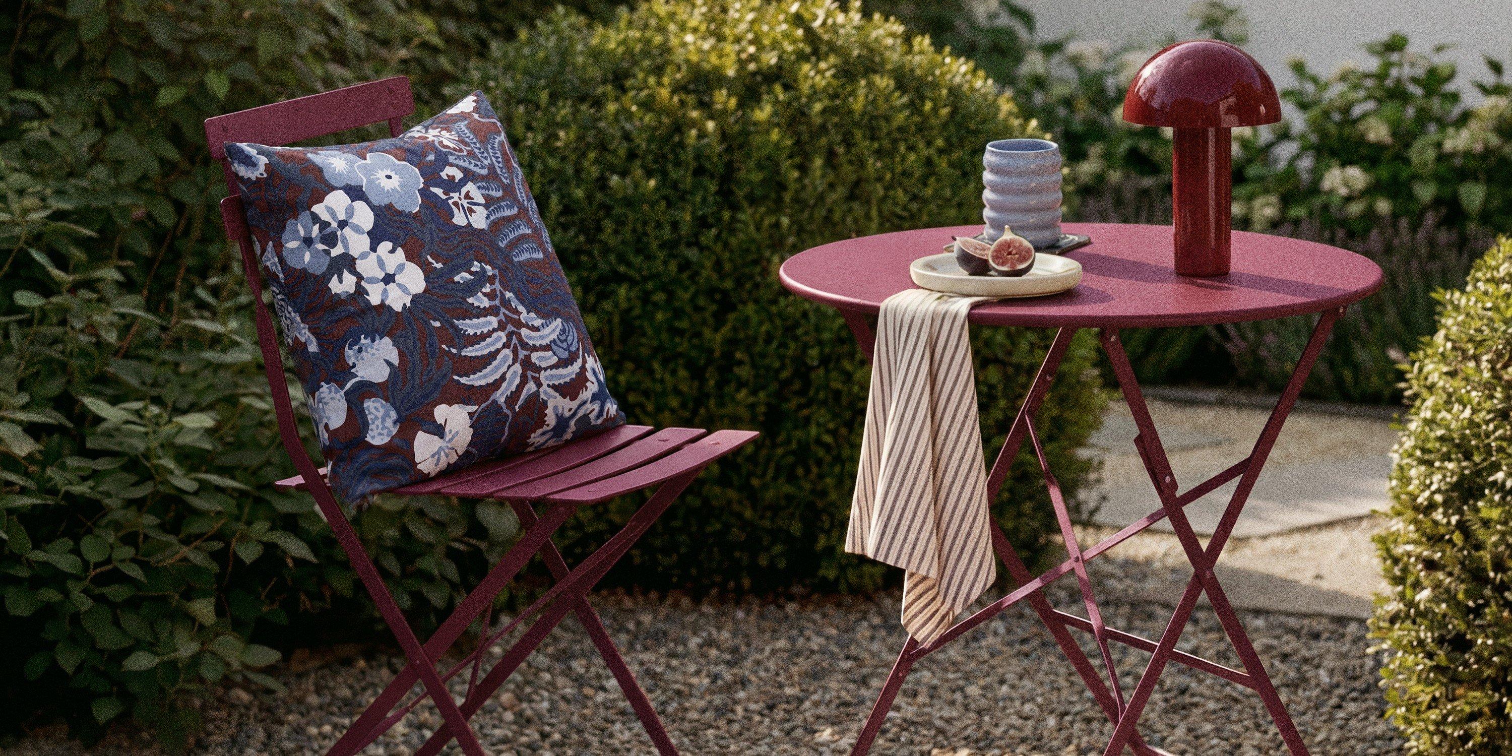 Burgundy cafeset utomhus