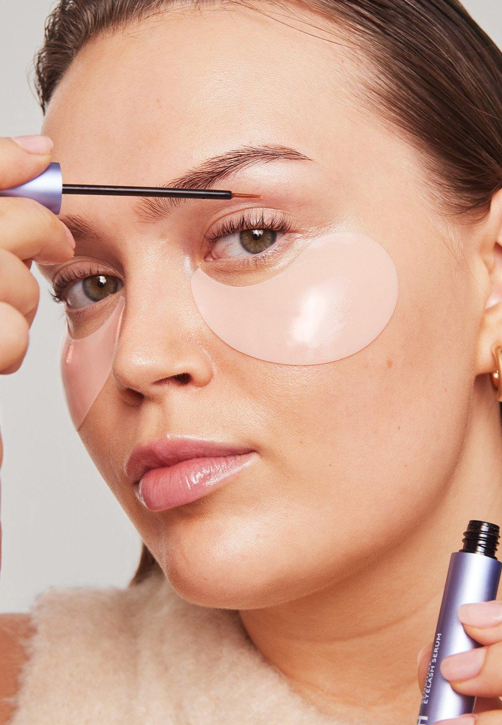 Tjej använder fransserum och eye gels