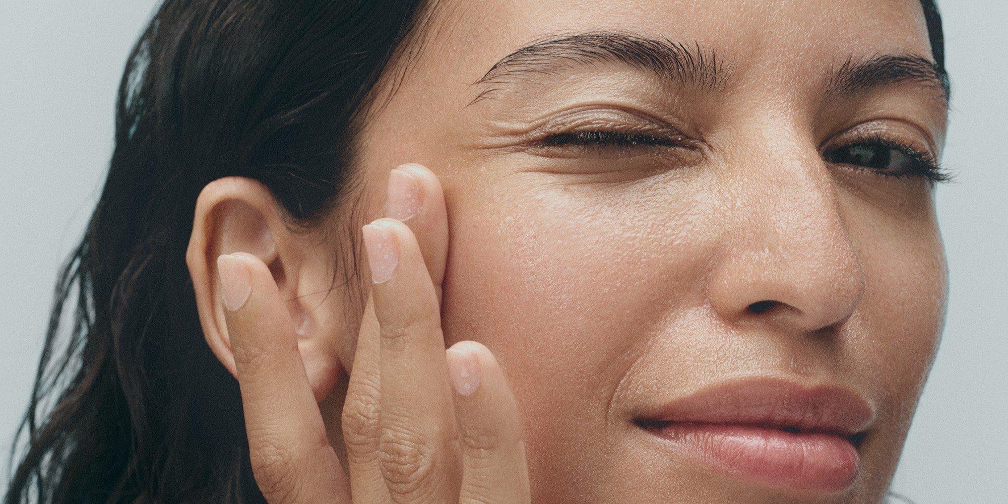 Närbild på en kvinna som visar resultatet av aktiv hudvård