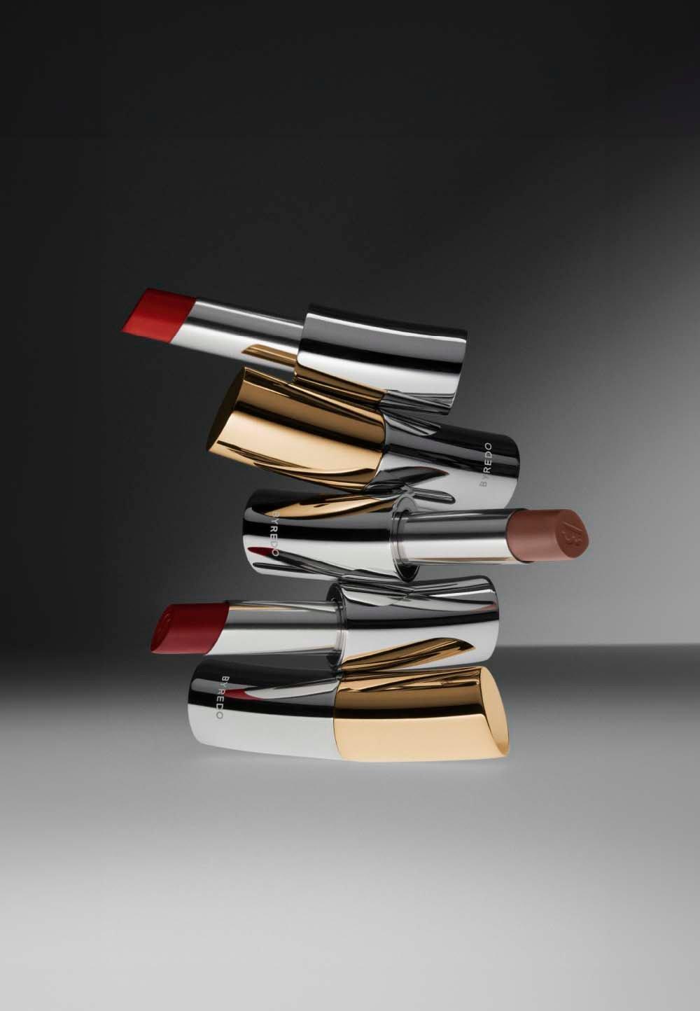 Läppstift svävar i luften mot en grå bakgrund