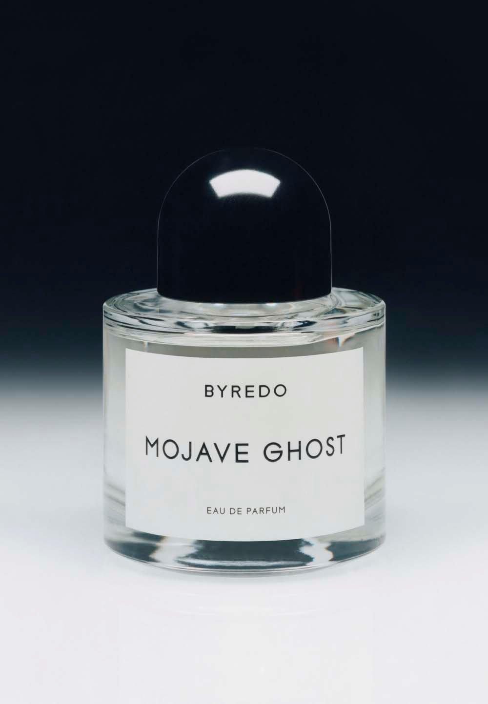 Parfym på ett vitt bort mot en svart bakgrund