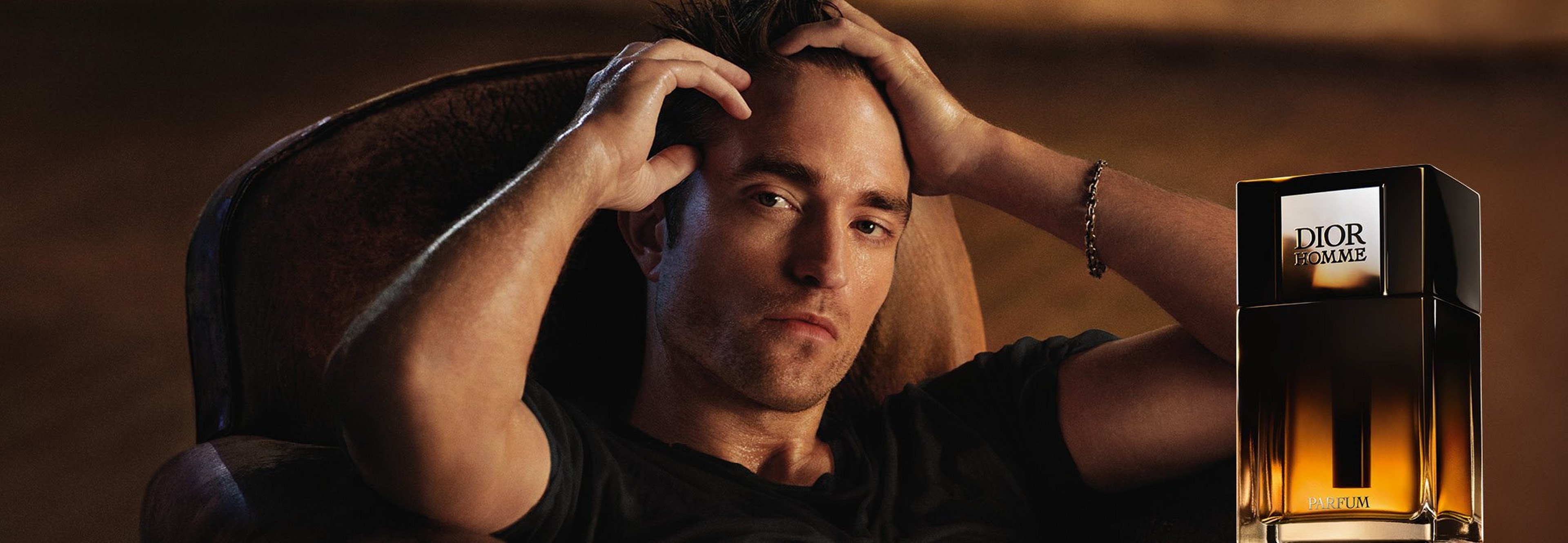 Robert Pattinson sitter med en parfym från Dior