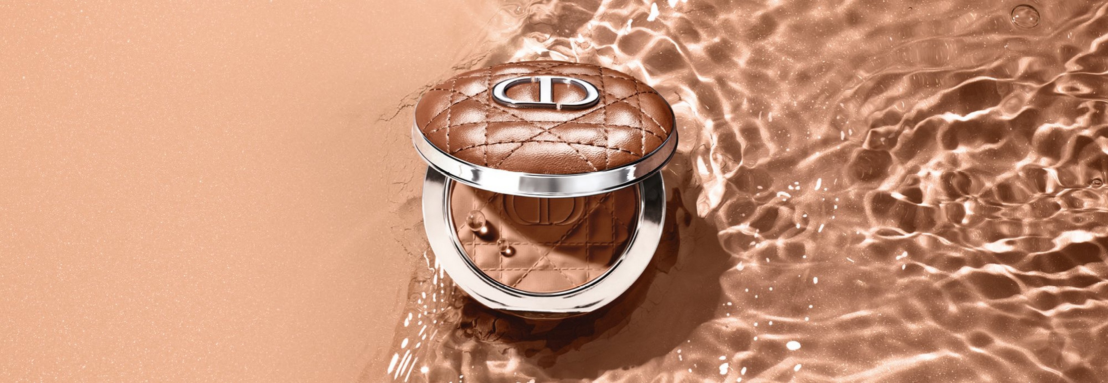 Bronzer på stranden vid vattnet