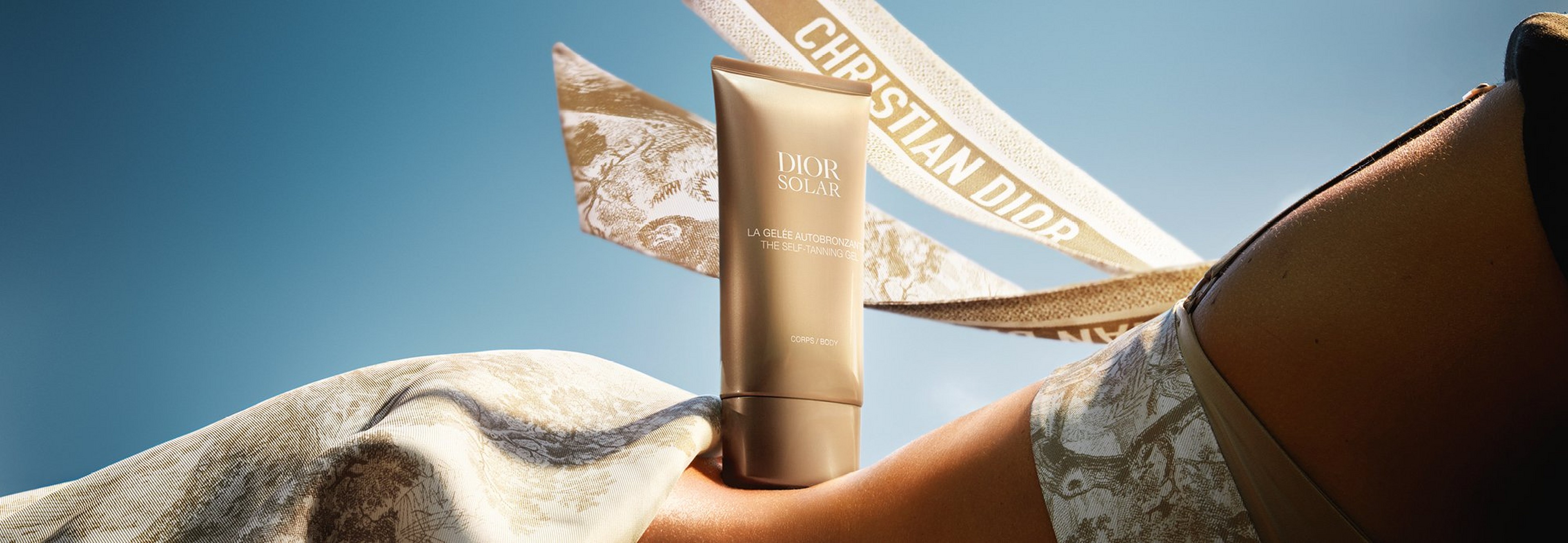Hudvårdsprodukt Dior Solar står i solsken
