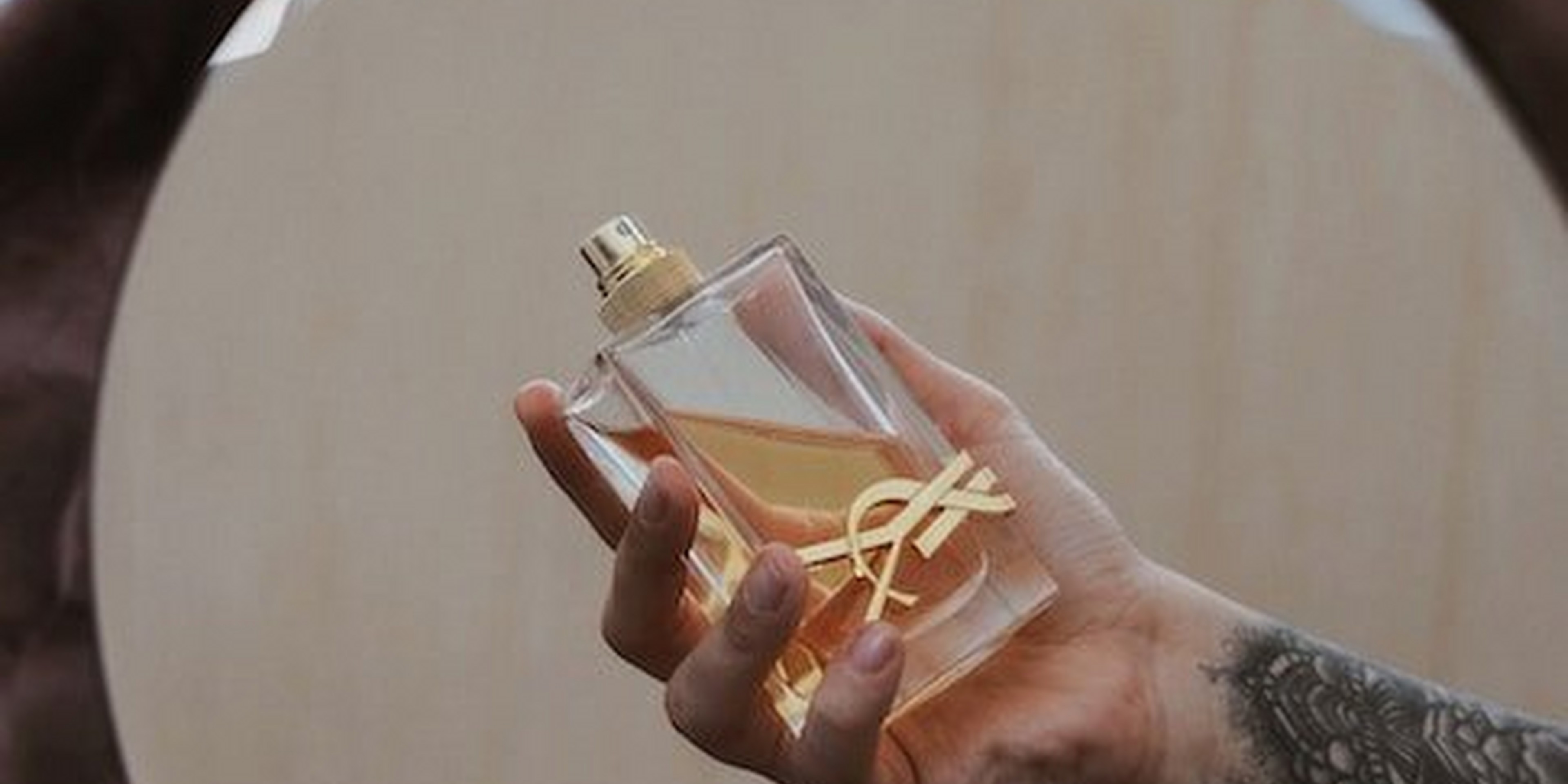 Dam håller en parfymflaska