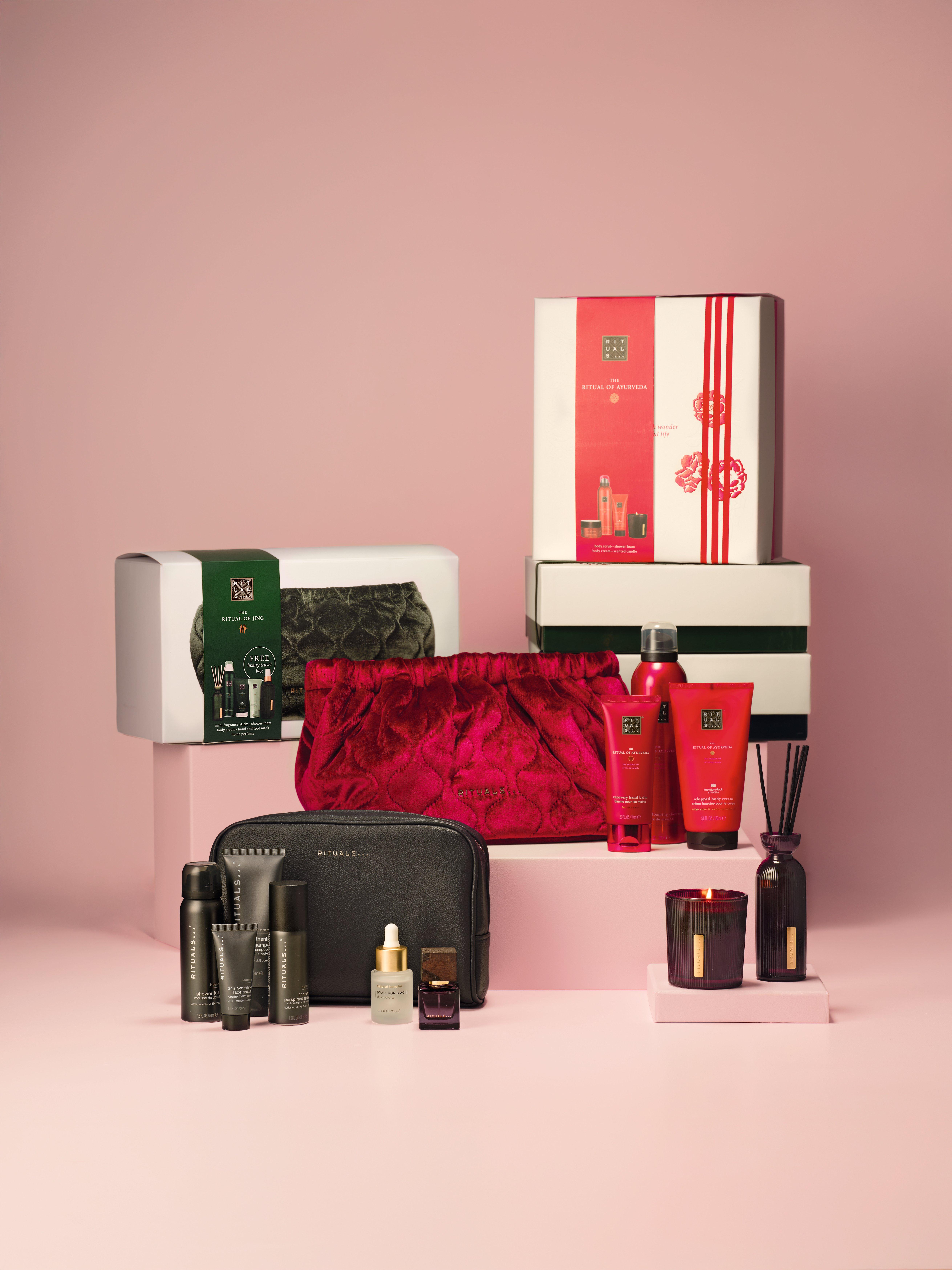 Julaskar hänger på en vägg.