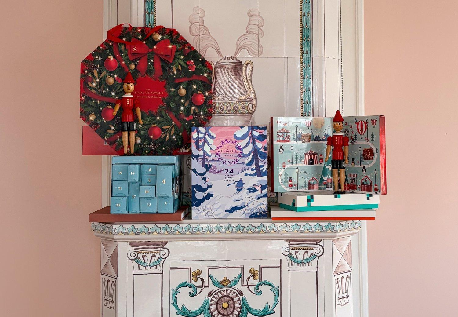 adventskalendrar hänger på en vägg.