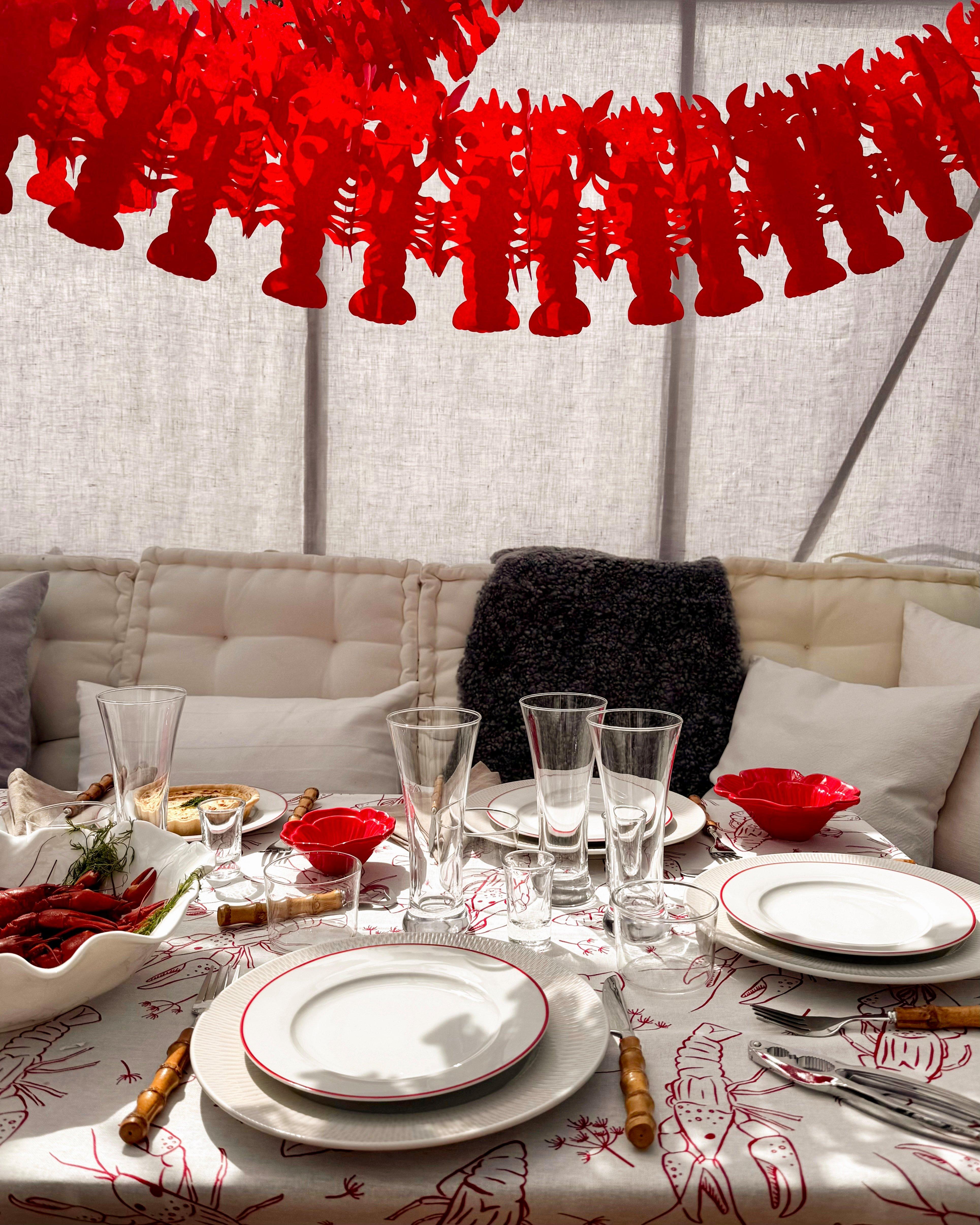 dukat bord med kuddar i en utesoffa.