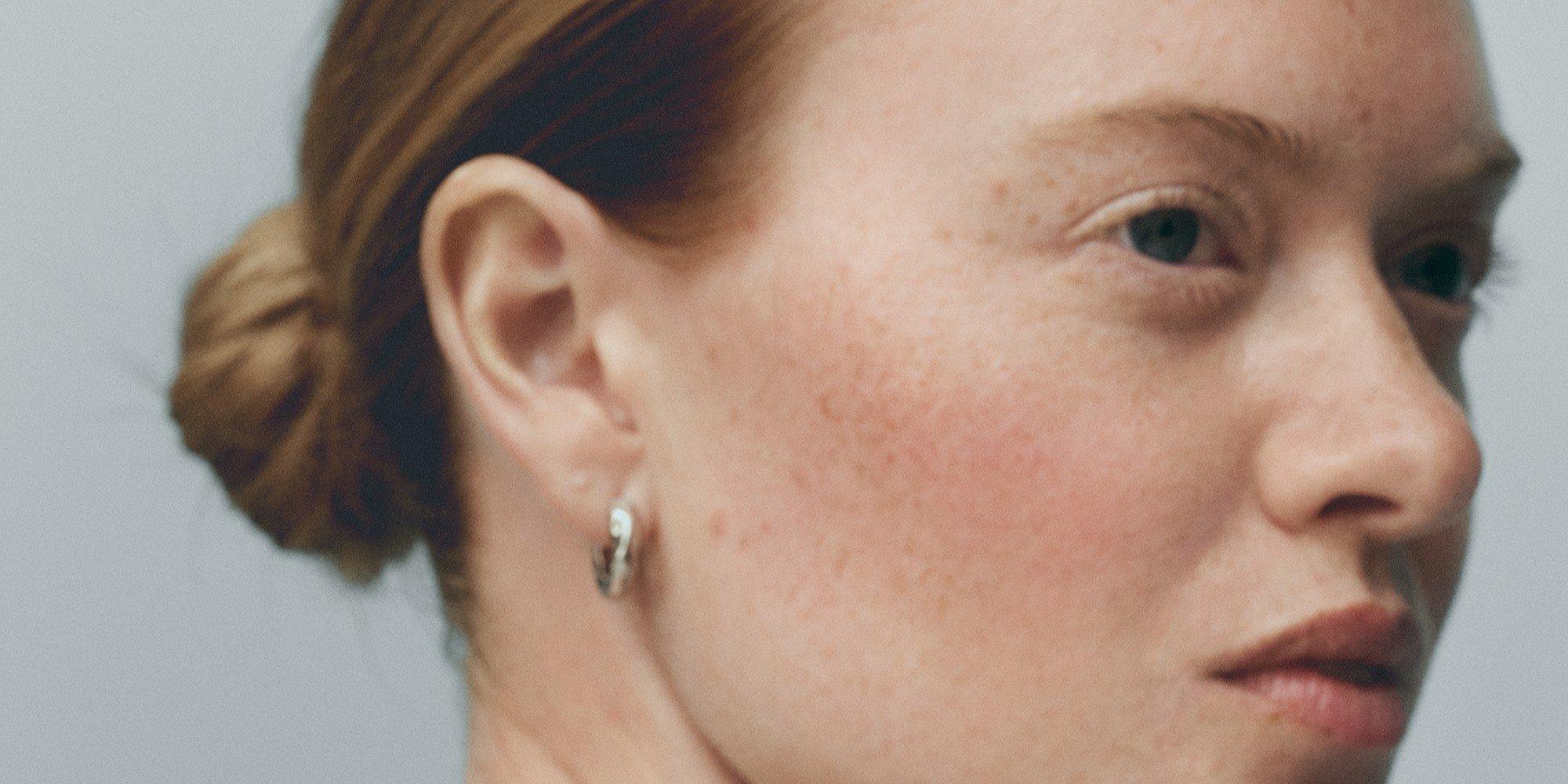 Närbild på en kvinna med glass skin
