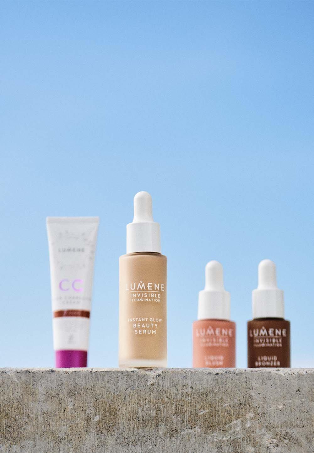 Makeupprodukter från Lumene står i naturen