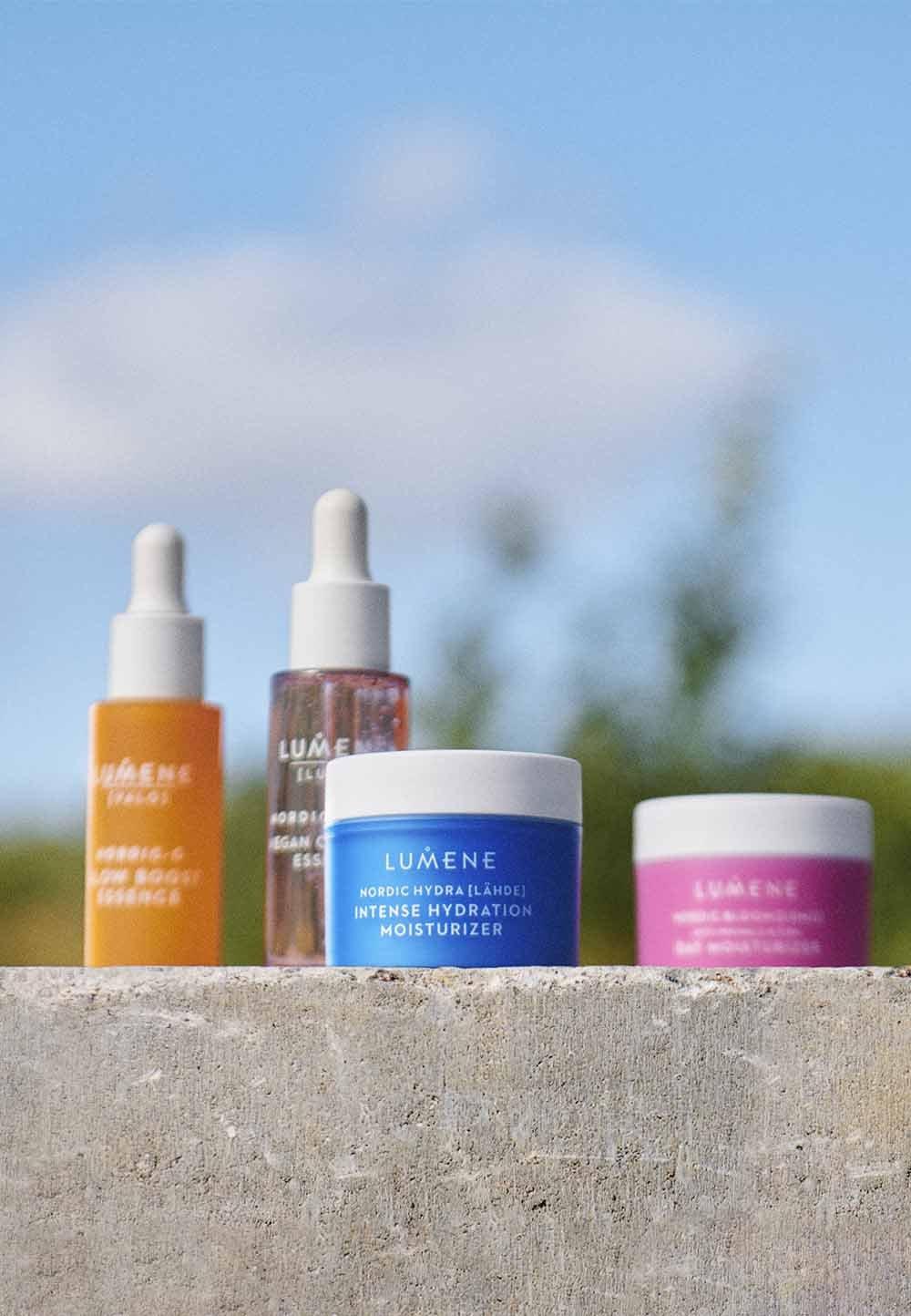 Hudvårdsprodukter från Lumene står i naturen