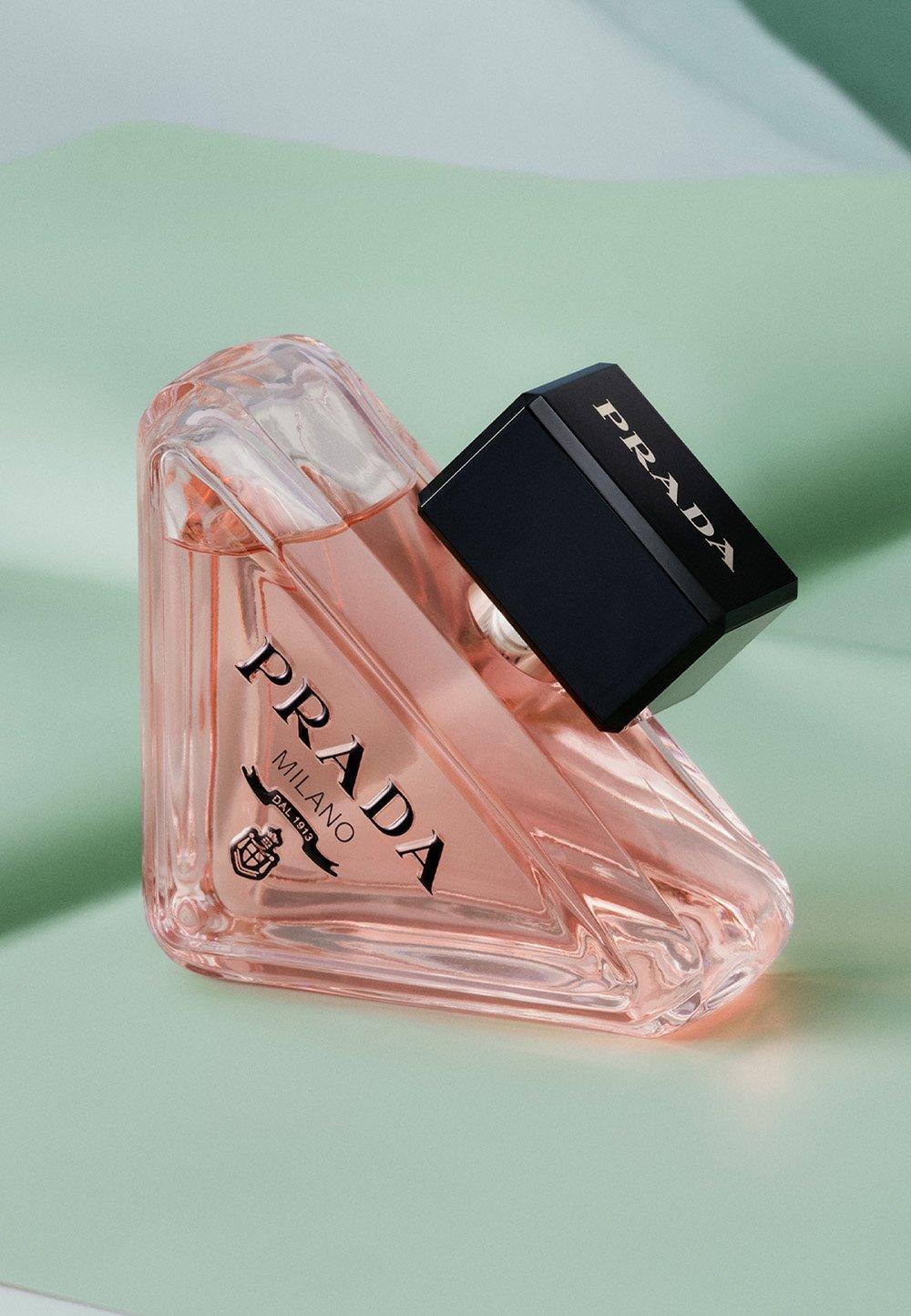 Triangelformad parfymflaska med svart kork 