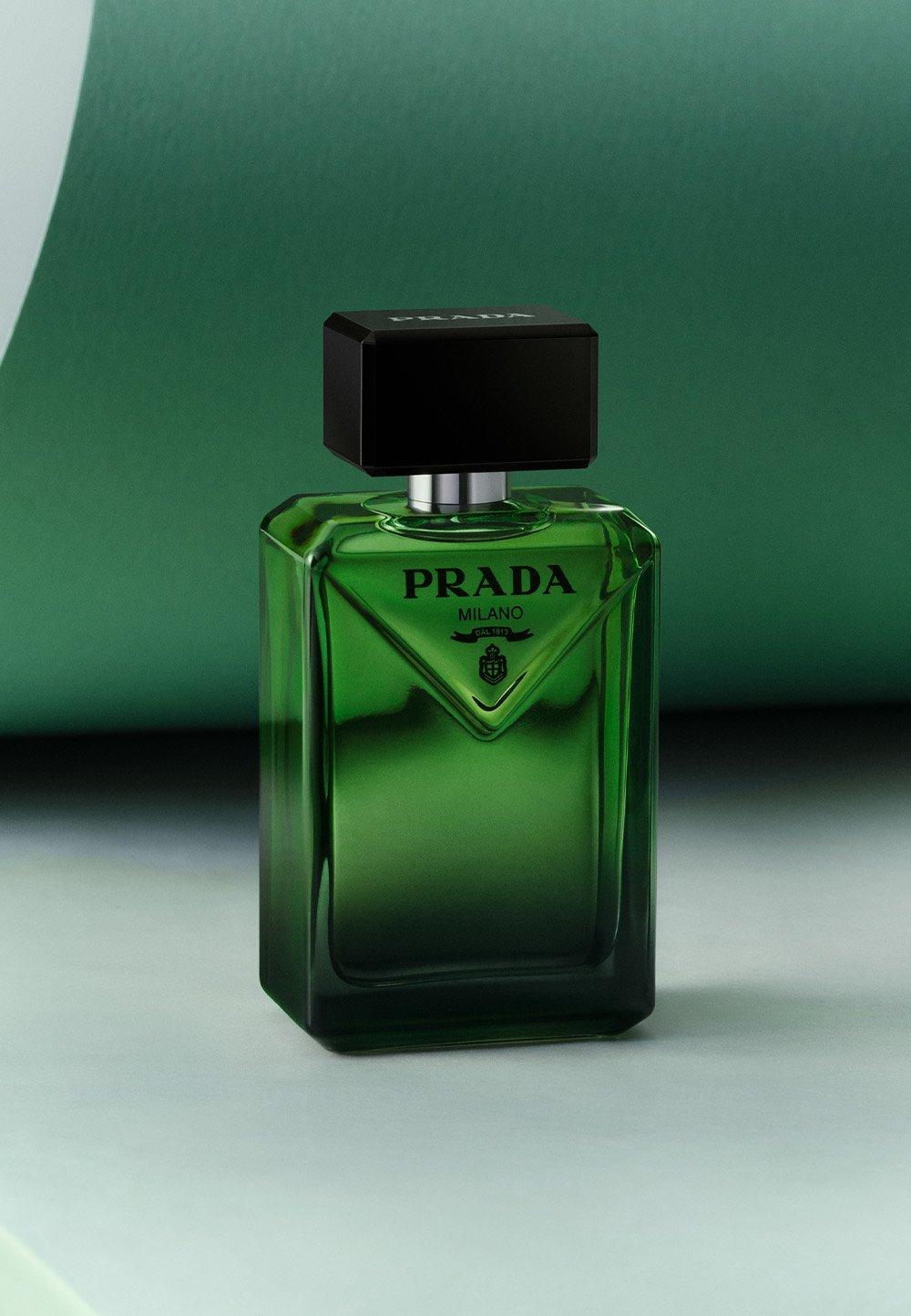 Mörkblå parfymflaska med röda detaljer