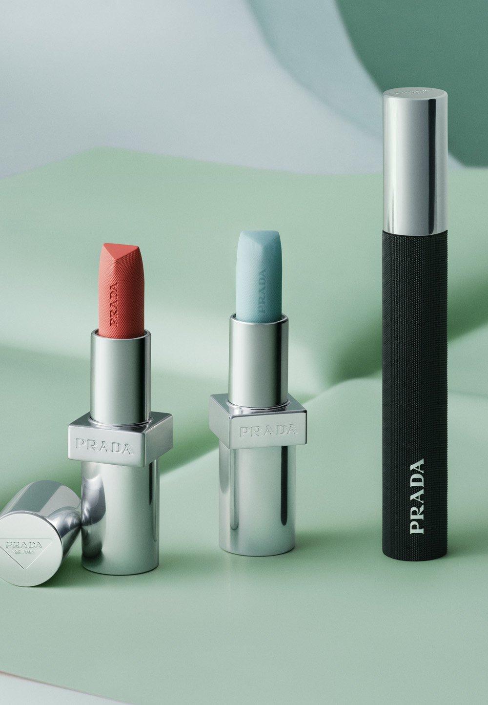 Rosa läppstift och skimrig ögonskuggspalette