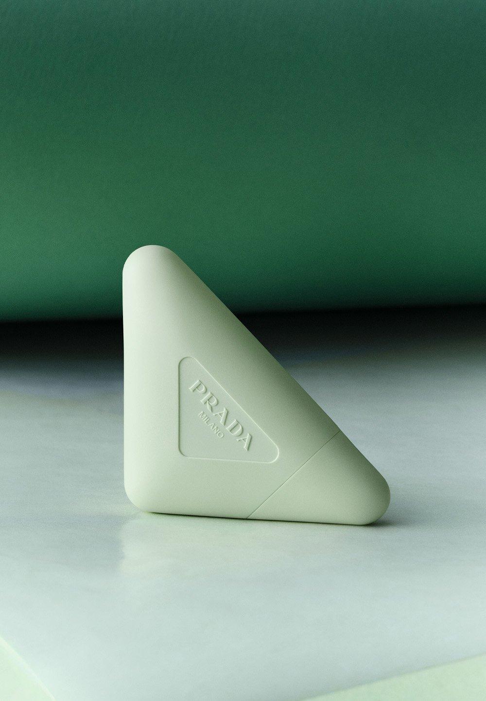 Glasburk med guldig botten och silvrigt lock