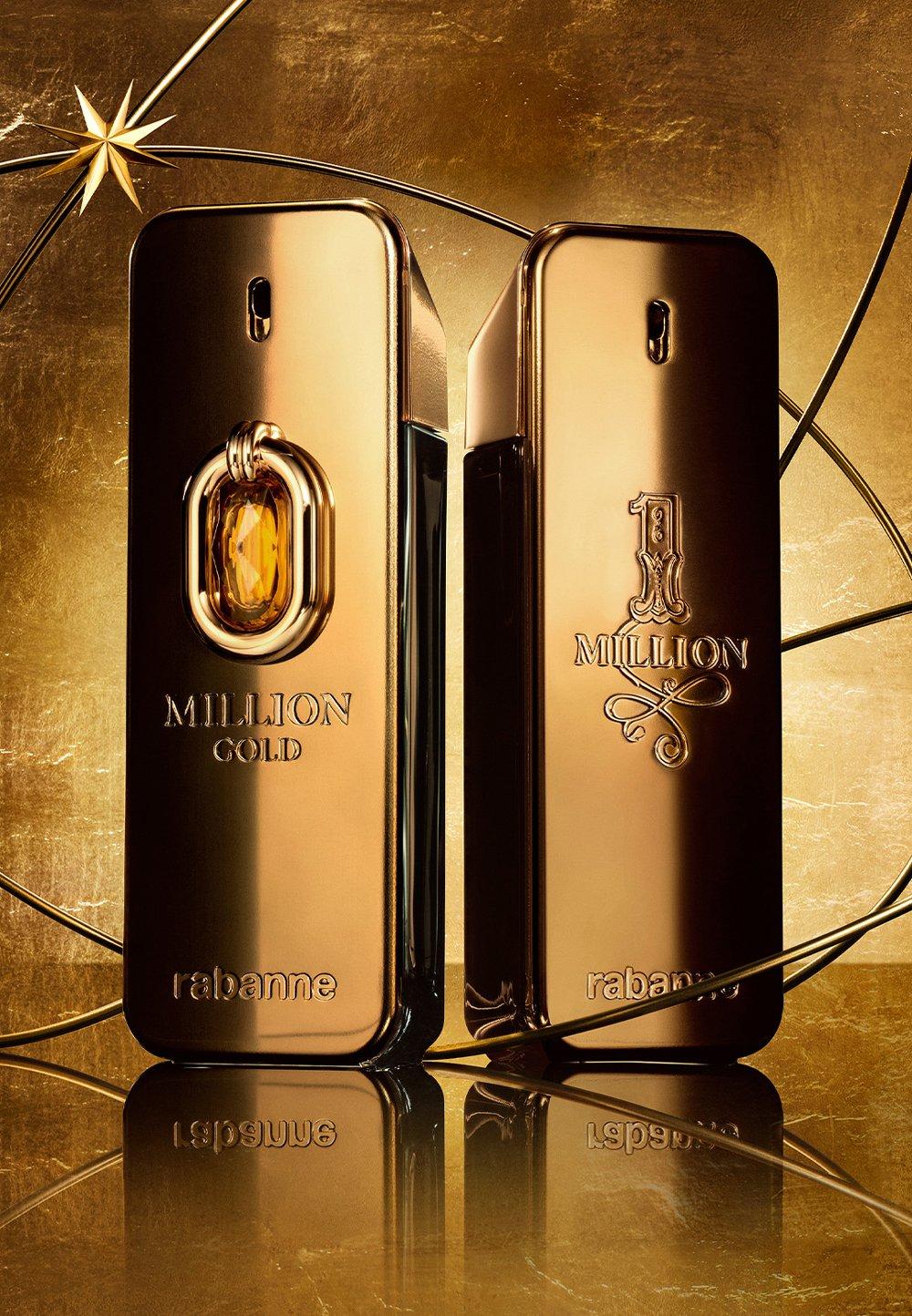 Två guldig parfymflaskor står på ett glansigt, guldigt bord.